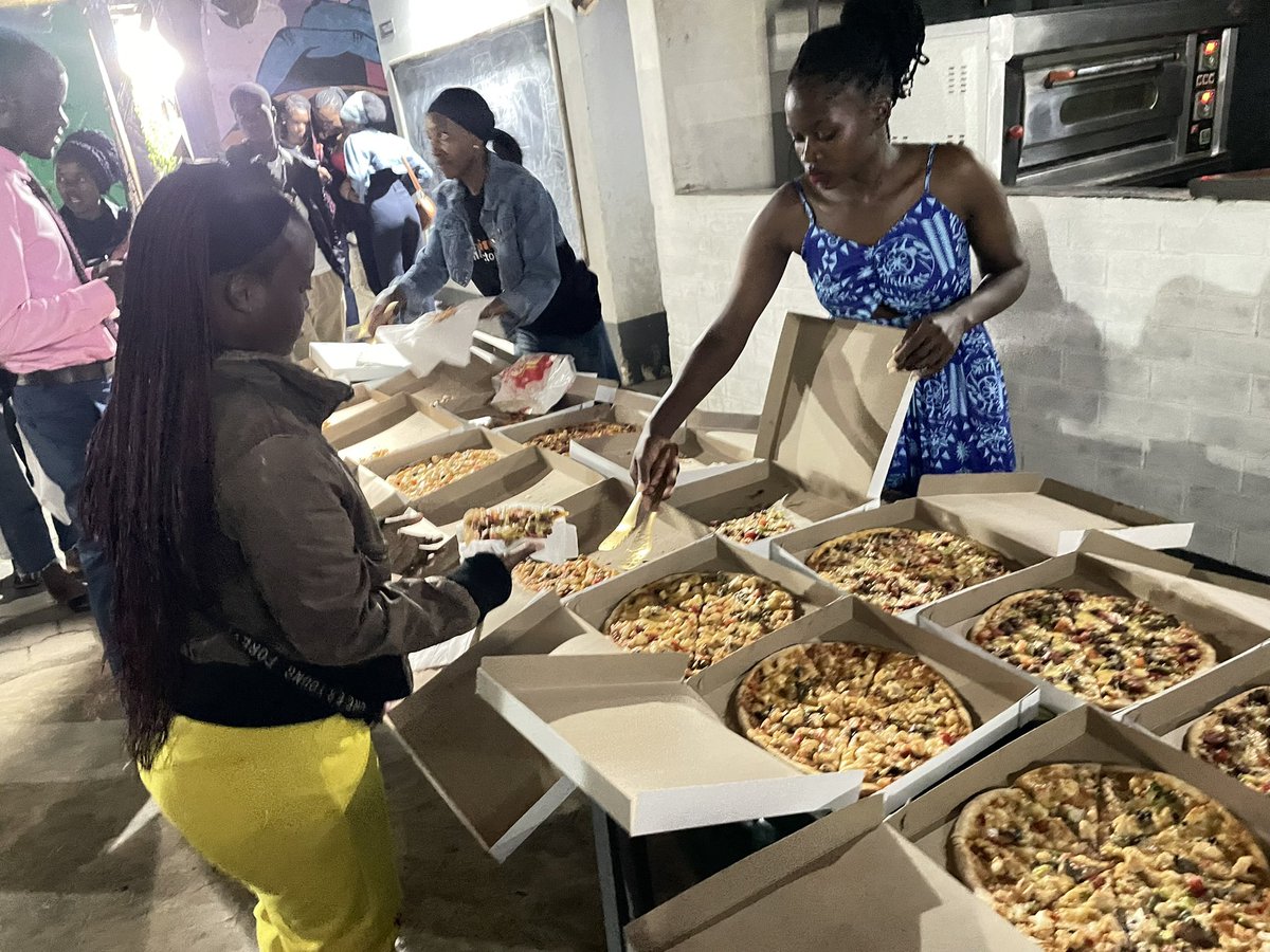 BitcoinVicFalls's tweet photo. Epic Bitcoin Meetup!

We welcomed some new graduates!
We paid for pizza with Bitcoin!
We showed that Bitcoin is money!
And then we ate the pizza 🍕 

#BitcoinPizzaDay https://t.co/iGKHssvgzS