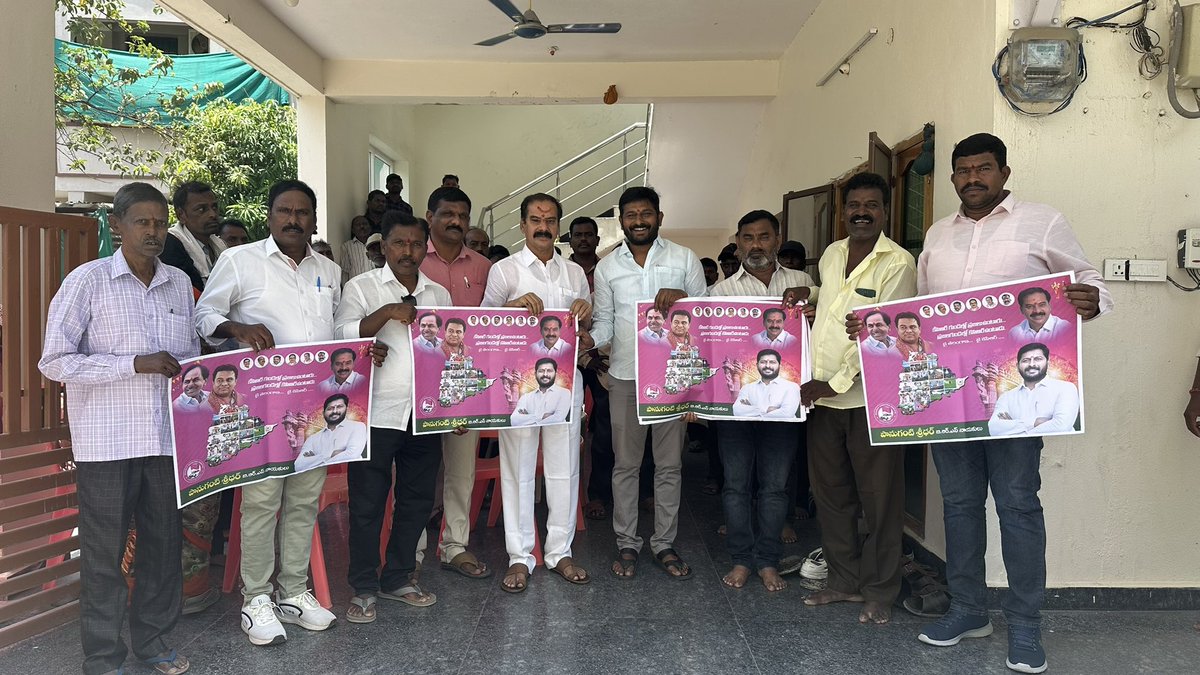 dasyamofficial's tweet photo. ప్ర‌జా స‌మ‌స్య‌ల ప‌రిష్కారానికి కృషి చేయాలి

ప్ర‌భుత్వ మాజీ చీఫ్ విప్‌, మాజీ శాస‌న‌స‌భ్యులు దాస్యం విన‌య్ భాస్క‌ర్ గారు

పోస్ట‌ర్ ఆవిష్క‌రణ‌....

భార‌త రాష్ట్ర స‌మితి పార్టీ వ‌రంగ‌ల్ ప‌శ్చిమ నియోజ‌క‌వ‌ర్గ 8వ డివిజ‌న్ మాజీ అధ్య‌క్షులు పానుగంటి శ్రీ‌ధ‌ర్ రూపొందించిన పార్టీ పోస్ట‌ర్‌ను ప్ర‌భుత్వ మాజీ చీఫ్ విప్‌, మాజీ శాస‌న‌స‌భ్యులు దాస్యం విన‌య్ భాస్క‌ర్ గారు ఆవిష్క‌రించారు. వ‌డ్డేప‌ల్లి నివాసంలో ఆదివారం రోజున పార్టీ నాయ‌కుల‌తో క‌లిసి ఆయ‌న పోస్ట‌ర్‌ను ఆవిష్క‌రించారు. కేసీఆర్ గారి నాయ‌క‌త్వంలో 10 ఏండ్లలో చేసిన ప్ర‌గ‌తిని ప్ర‌జ‌ల్లోకి తీసుకెళ్లేందుకు శ్రీ‌ధ‌ర్ చేసిన ప్ర‌య‌త్నాన్ని అభినందించారు. స్థానిక ప్ర‌జా స‌మ‌స్య‌ల ప‌రిష్కారానికి కృషి చేయాల‌ని సూచించారు. పార్టీ విధానాల‌ను ప్ర‌జ‌ల్లోకి తీసుకెళ్తూ... పార్టీ బ‌లోపేతానికి, స‌భ్య‌త్వ న‌మోదుకు సంసిద్ధం కావాల‌ని అన్నారు. కార్యక్రమంలో పల్లెబోయిన రమేష్, శ్రీనాధ్, యుగేందర్, కుమార్, రఘువీర్ రెడ్డి, రాకేష్ యాదవ్, తదితరులు పాల్గొన్నారు
@BRSparty @KCRBRSPresident @KTRBRS @BRSHarish 
#Telangana #brs #kcr