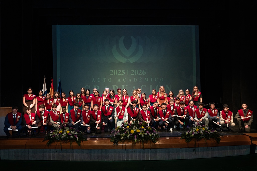 colegiosarenas's tweet photo. En el CICCA, 43 alumnos de Bachillerato y del Programa del Diploma IB del Colegio Arenas-Arenas Atlántico celebraron su graduación.
Familias, profesorado, amigos y directivos acompañaron a los estudiantes en una emocionante velada. https://t.co/yYWE9QlqXc