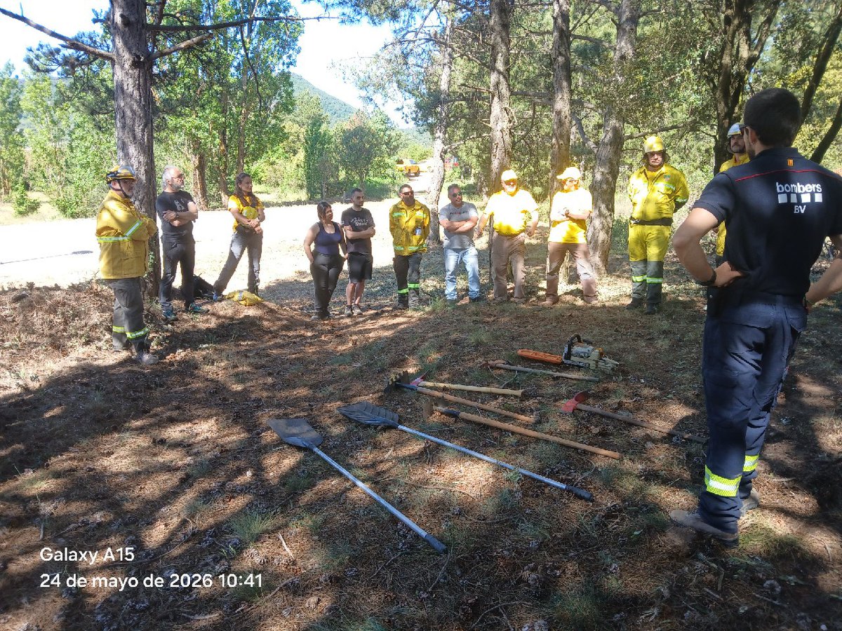 adflamorera089's tweet photo. Amb la CF26 a tocar, aquest matí hem aprofitat per fer pràctiques d'incendis forestals conjuntes amb bombers i Adfs de la zona.
@sfadfcat https://t.co/VIA3u31ZeB