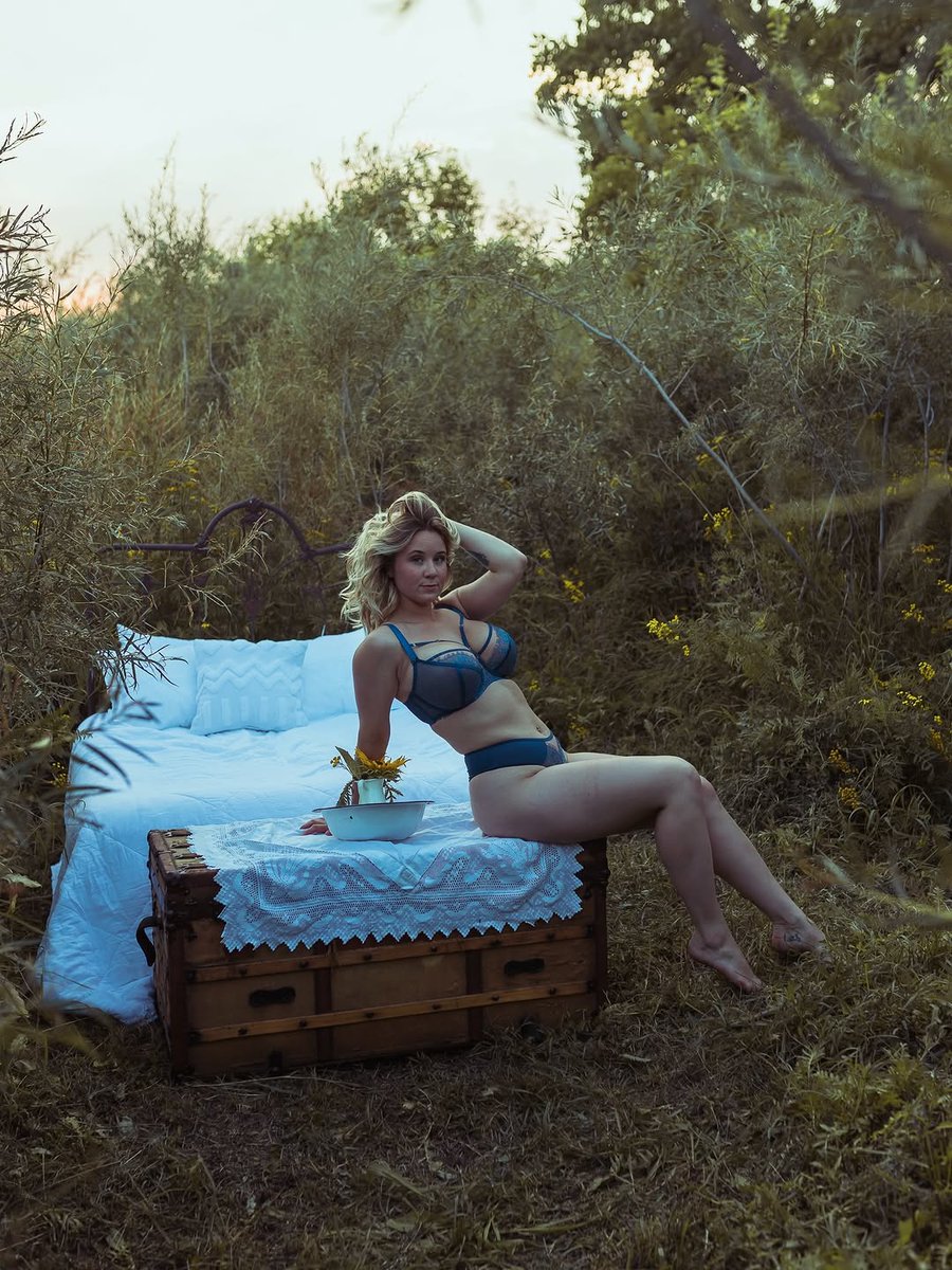 fullerbustbes's tweet photo. What should my next outdoor shoot be? https://t.co/HB5y3kRTDF