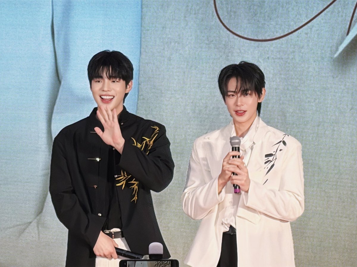 NFYE_Series's tweet photo. ☀️ เริ่มต้นฤดูร้อนไปด้วยกันกับ #WoonSu 李在恩 x 黄俊秀
งานแฟนไซน์คู่ครั้งแรกในประเทศจีนผ่านไปได้อย่างสวยงาม ขอขอบคุณแฟน ๆ ทุกคนที่มาเจอกันและสร้างความทรงจำดีๆ ไปด้วยกันนะครับ
เพราะความรักและกำลังใจจากแฟน ๆ ทุกคน ทำให้วันธรรมดาช่วงต้นฤดูร้อน กลายเป็นอีกวันที่พิเศษมากๆ ✨💖🙏🏻
#NeverForgetYourEnemy #NeverForgetYourEnemyยังไงก็ใช่นาย
#InsightArtist #YYDSent