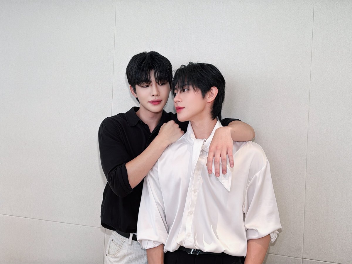 NFYE_Series's tweet photo. ☀️ เริ่มต้นฤดูร้อนไปด้วยกันกับ #WoonSu 李在恩 x 黄俊秀
งานแฟนไซน์คู่ครั้งแรกในประเทศจีนผ่านไปได้อย่างสวยงาม ขอขอบคุณแฟน ๆ ทุกคนที่มาเจอกันและสร้างความทรงจำดีๆ ไปด้วยกันนะครับ
เพราะความรักและกำลังใจจากแฟน ๆ ทุกคน ทำให้วันธรรมดาช่วงต้นฤดูร้อน กลายเป็นอีกวันที่พิเศษมากๆ ✨💖🙏🏻
#NeverForgetYourEnemy #NeverForgetYourEnemyยังไงก็ใช่นาย
#InsightArtist #YYDSent