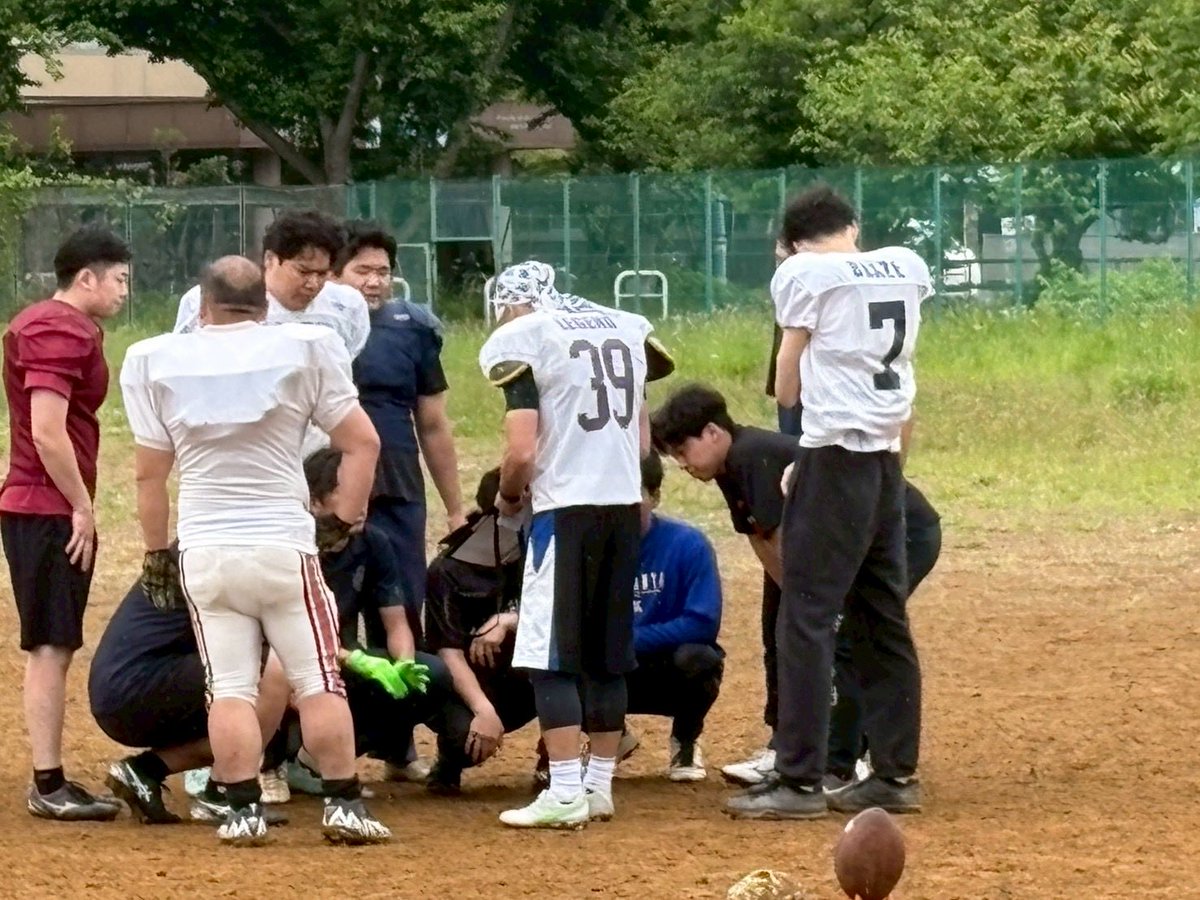 hiro647260's tweet photo. グラウンドに活気が満ちています。
本日から試合での勝敗を分ける重要な「スペシャルチーム」の練習を本格始動しました。
未経験の1年生たちもコンタクトがあるアメフトというスポーツに少しずつ慣れ、力強い動きを見せてくれています。
#弘前大学 #STARKING #大学スポーツ https://t.co/ZNv9imKQbZ