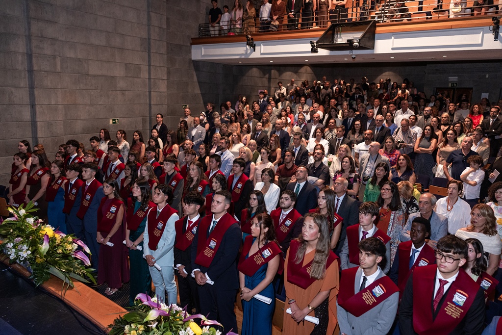 colegiosarenas's tweet photo. En el CICCA, 43 alumnos de Bachillerato y del Programa del Diploma IB del Colegio Arenas-Arenas Atlántico celebraron su graduación.
Familias, profesorado, amigos y directivos acompañaron a los estudiantes en una emocionante velada. https://t.co/yYWE9QlqXc