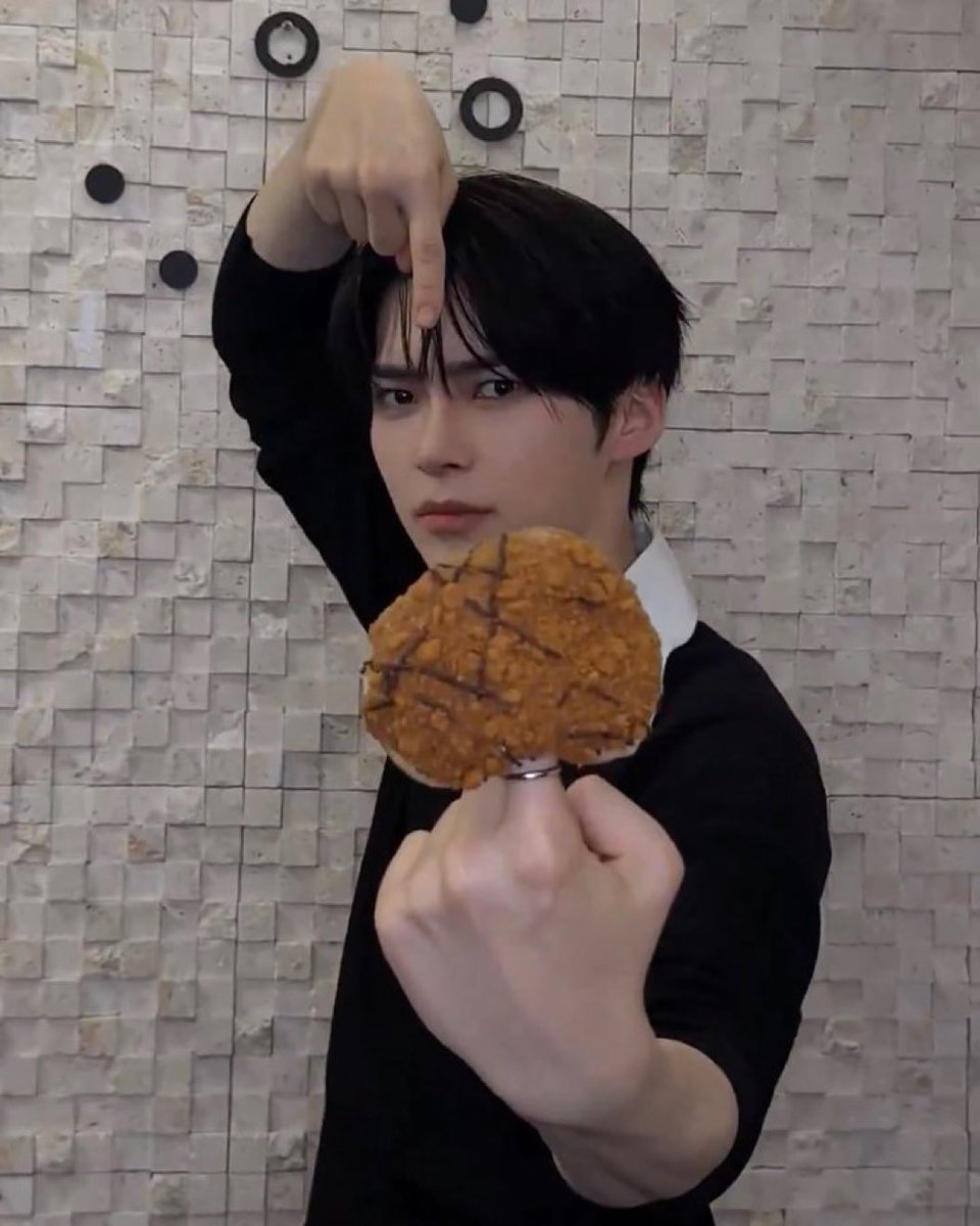 sunghab1n's tweet photo. why he didoling a donut https://t.co/ApyIexsPlF