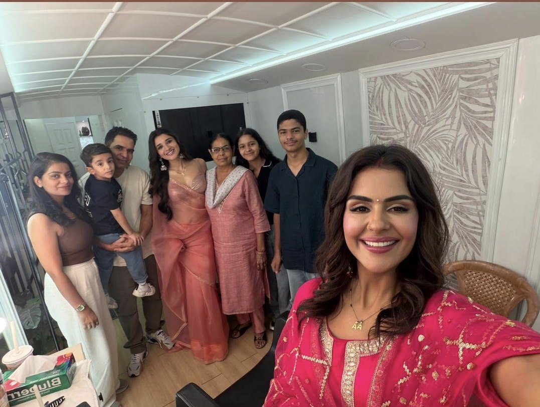 priyankaloveee's tweet photo. Omg Pri's family on the #Naagin7 set 🥺💓😍

[#PriyankaChaharChoudhary] https://t.co/LDBRjZa1dk