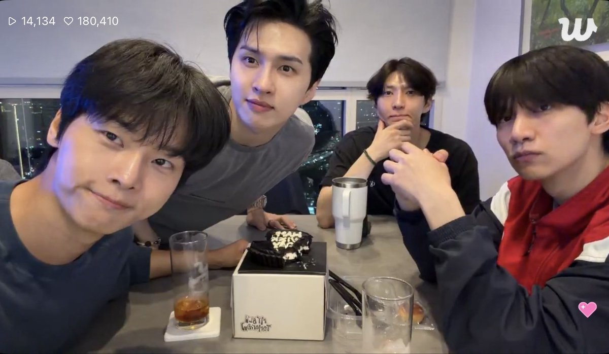 Rootberry524's tweet photo. 남자들이 자꾸 가까이와(p) https://t.co/DIq3sEN3LX
