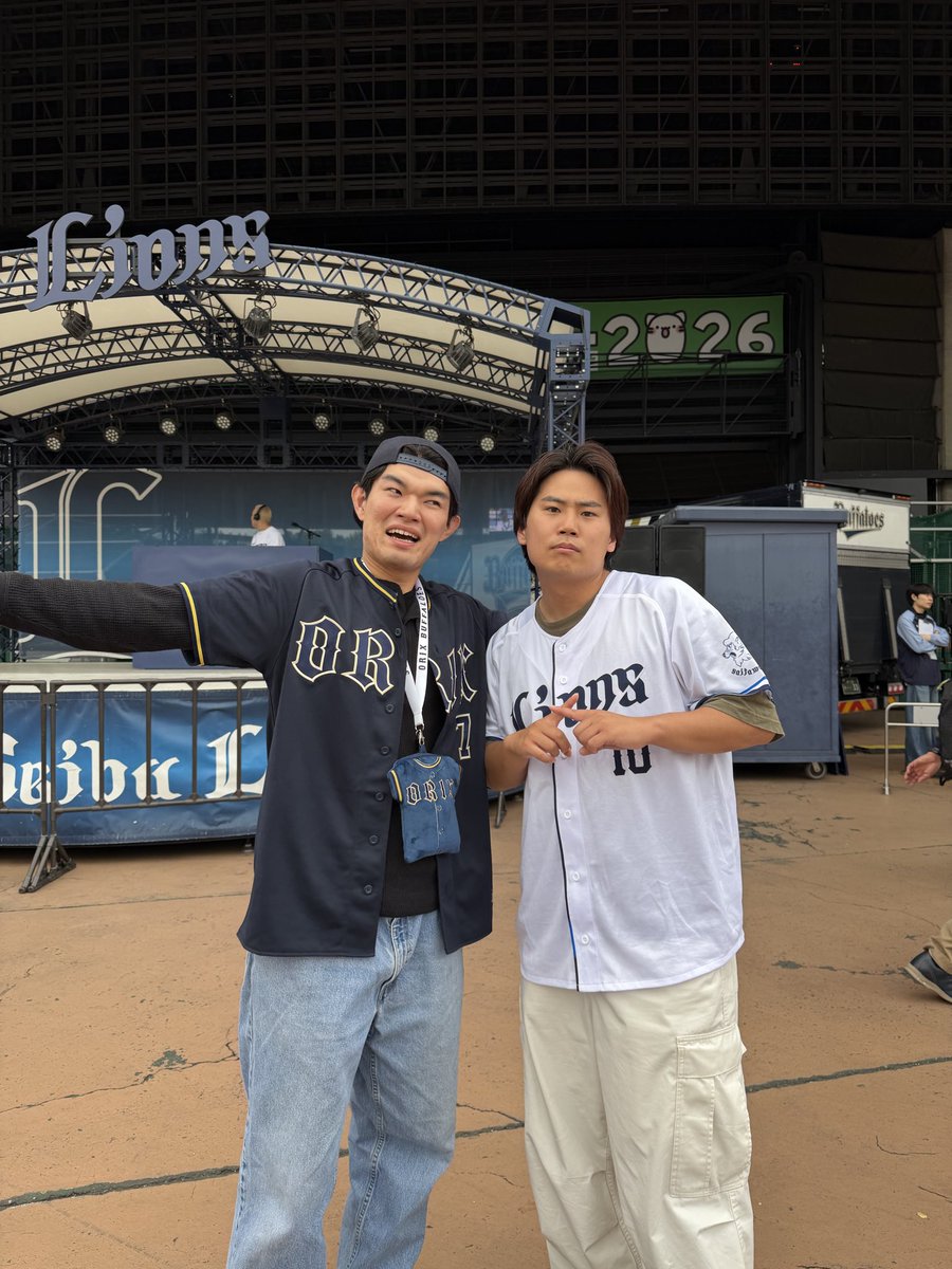 Kiyoyanen's tweet photo. オリックス・バファローズと埼玉西武ライオンズの首位攻防戦に！！！
ヒリヒリした試合展開に、一旦今年で一番オモロい試合だったと感想を😎😎

同期の長財布のすいげんとパシャリ📸
べるーにゃどーむDAYなので🐈
次はハマスタ！さらにドーム２連戦！ https://t.co/DK5U2zRiaK