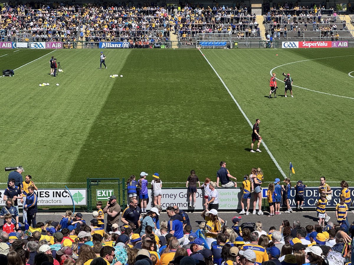 KearneyGD's tweet photo. Back at Theatre of Dreams Dr Hyde Park for SFC @RoscommonGAA V @TyroneGAALive 
Beautiful day.  A treasure to be here. 

HON DA ROSSIES
🇺🇦🇺🇦🇺🇦🇺🇦🇺🇦🇺🇦🇺🇦

@DungannonGC 
@clubrossie  @SineadBenedetti https://t.co/P62Ar39n3Q