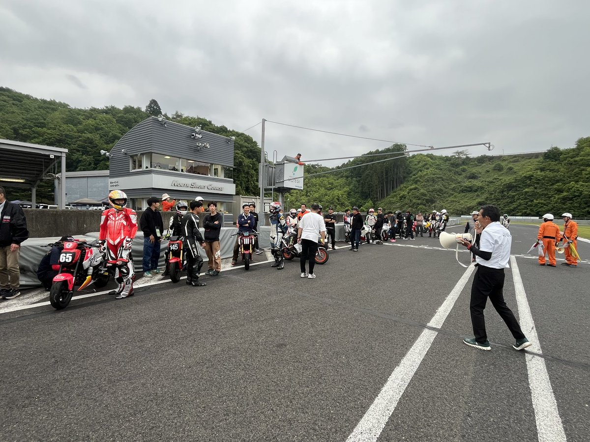 chojun_race's tweet photo. 今日はもて北で、アドバイザーお仕事
最初のレース　スタートして天候が急変😖雨で赤旗中断
その後減算レースになったり　他のクラスも2周減算　
最後の耐久75分レースは変更せずに終了

来週は全日本APレース😄天気大丈夫かな😣
去年はレース出来ないクラスもあったからな😭 https://t.co/ZW56tqmX4w