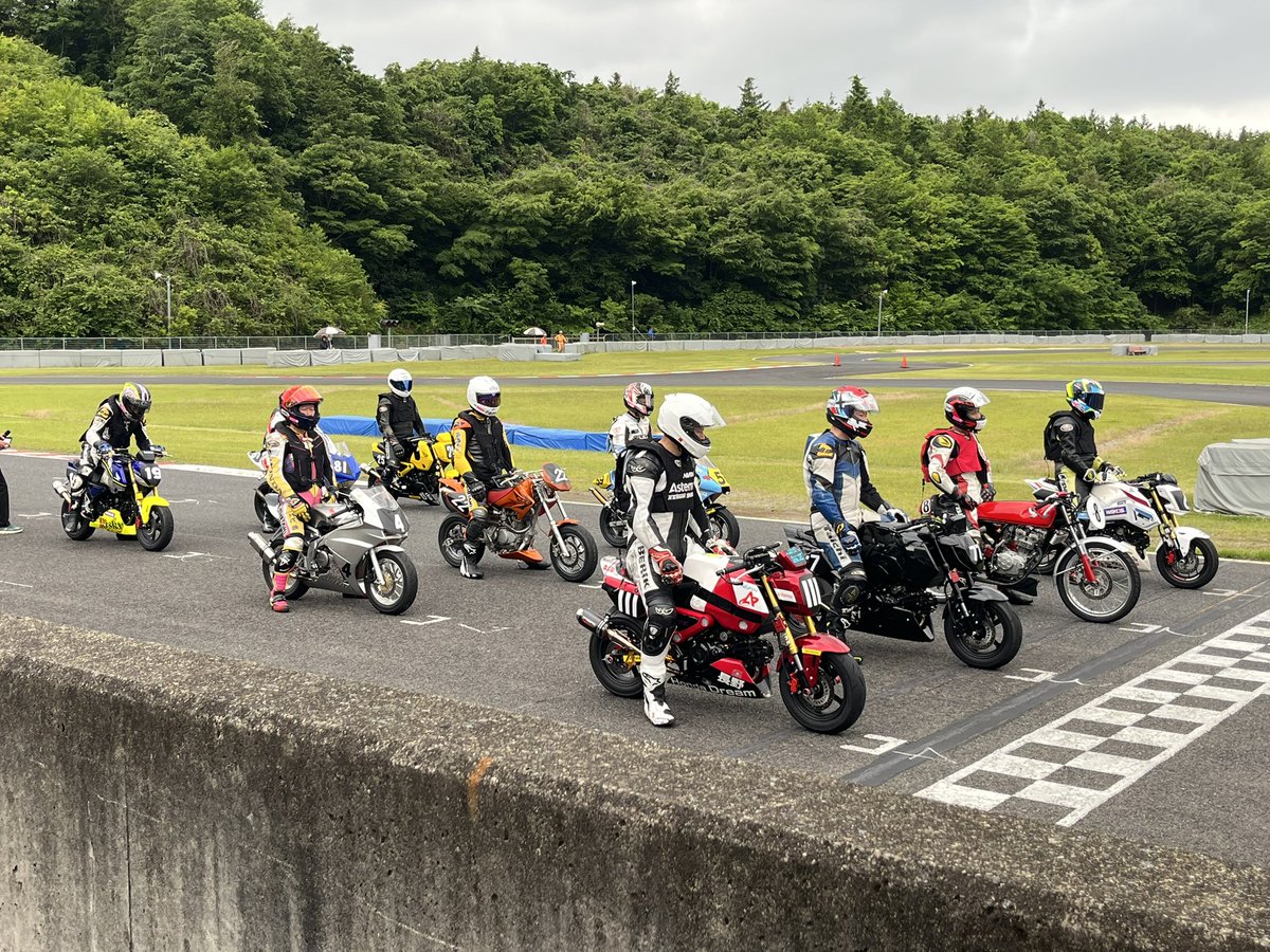 chojun_race's tweet photo. 今日はもて北で、アドバイザーお仕事
最初のレース　スタートして天候が急変😖雨で赤旗中断
その後減算レースになったり　他のクラスも2周減算　
最後の耐久75分レースは変更せずに終了

来週は全日本APレース😄天気大丈夫かな😣
去年はレース出来ないクラスもあったからな😭 https://t.co/ZW56tqmX4w