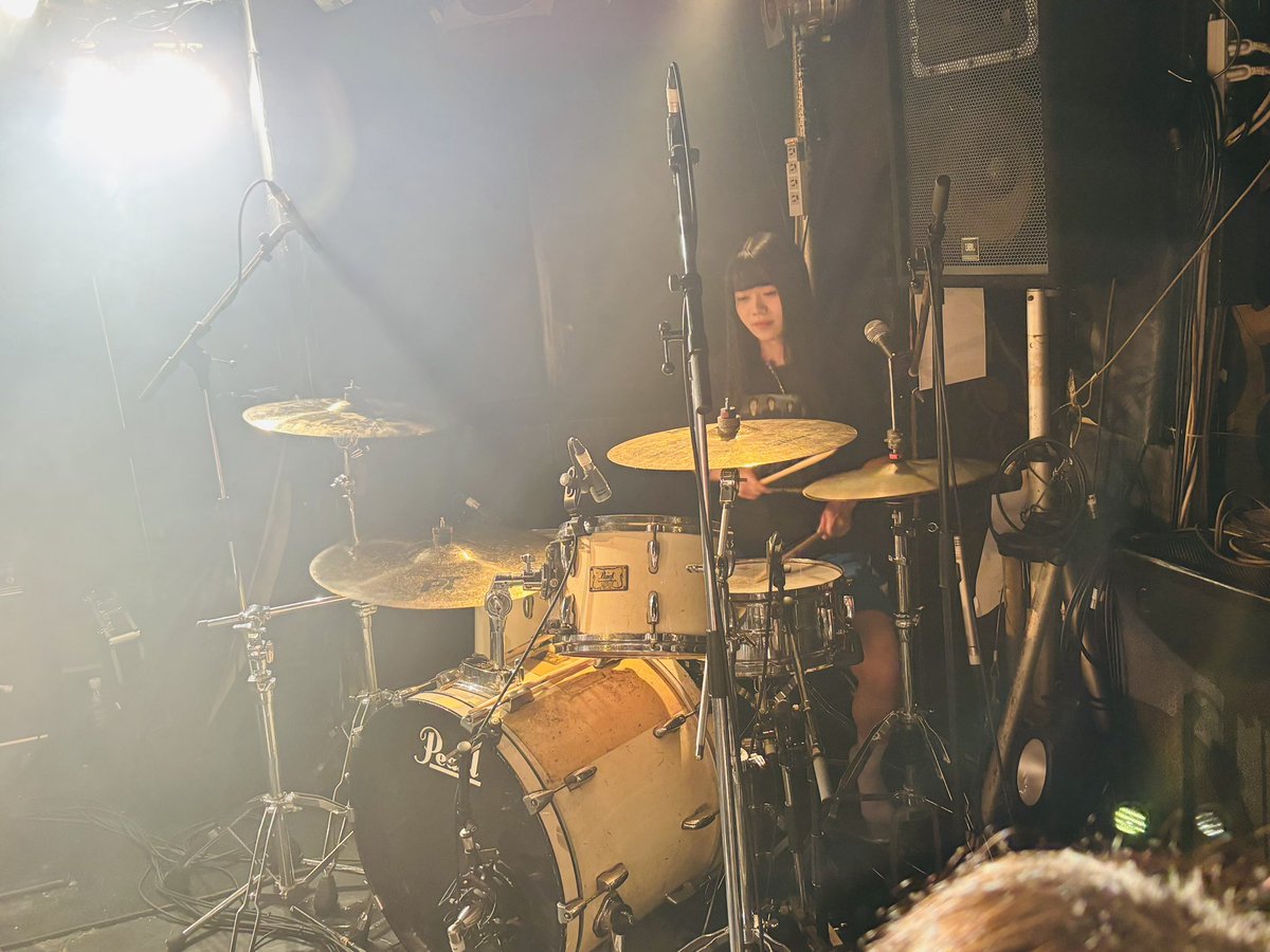 genjiro2012's tweet photo. みずすまし@shinjuku_marble 
ドラム並列でちぇるちゃんも間近で拝めました！
ベースギターも含めより息が合ってたような？
今日も泣かされたな！ https://t.co/hsTz0o3xFG
