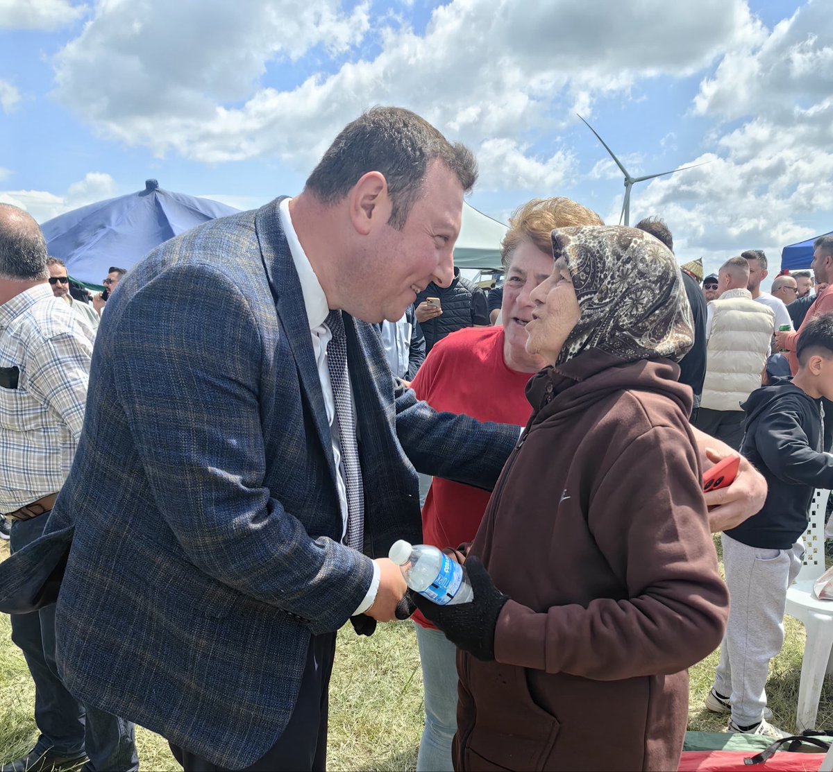 benmacirim's tweet photo. Yıllardır televizyon ekranlarında Balkanlar ve Trakya kültürünü tanıtan Recep Dural, Edirne’nin Yağmurca köyünde yoğun sevgi gösterisiyle karşılandı. Dural vatandaşlarla sohbet edip bol bol hatıra fotoğrafı çektirdi. https://t.co/BbNZRJpnBj