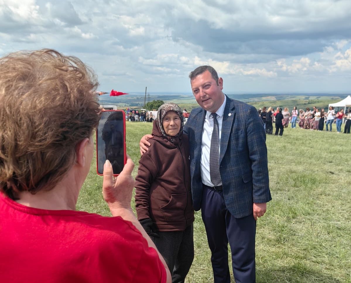 benmacirim's tweet photo. Yıllardır televizyon ekranlarında Balkanlar ve Trakya kültürünü tanıtan Recep Dural, Edirne’nin Yağmurca köyünde yoğun sevgi gösterisiyle karşılandı. Dural vatandaşlarla sohbet edip bol bol hatıra fotoğrafı çektirdi. https://t.co/BbNZRJpnBj