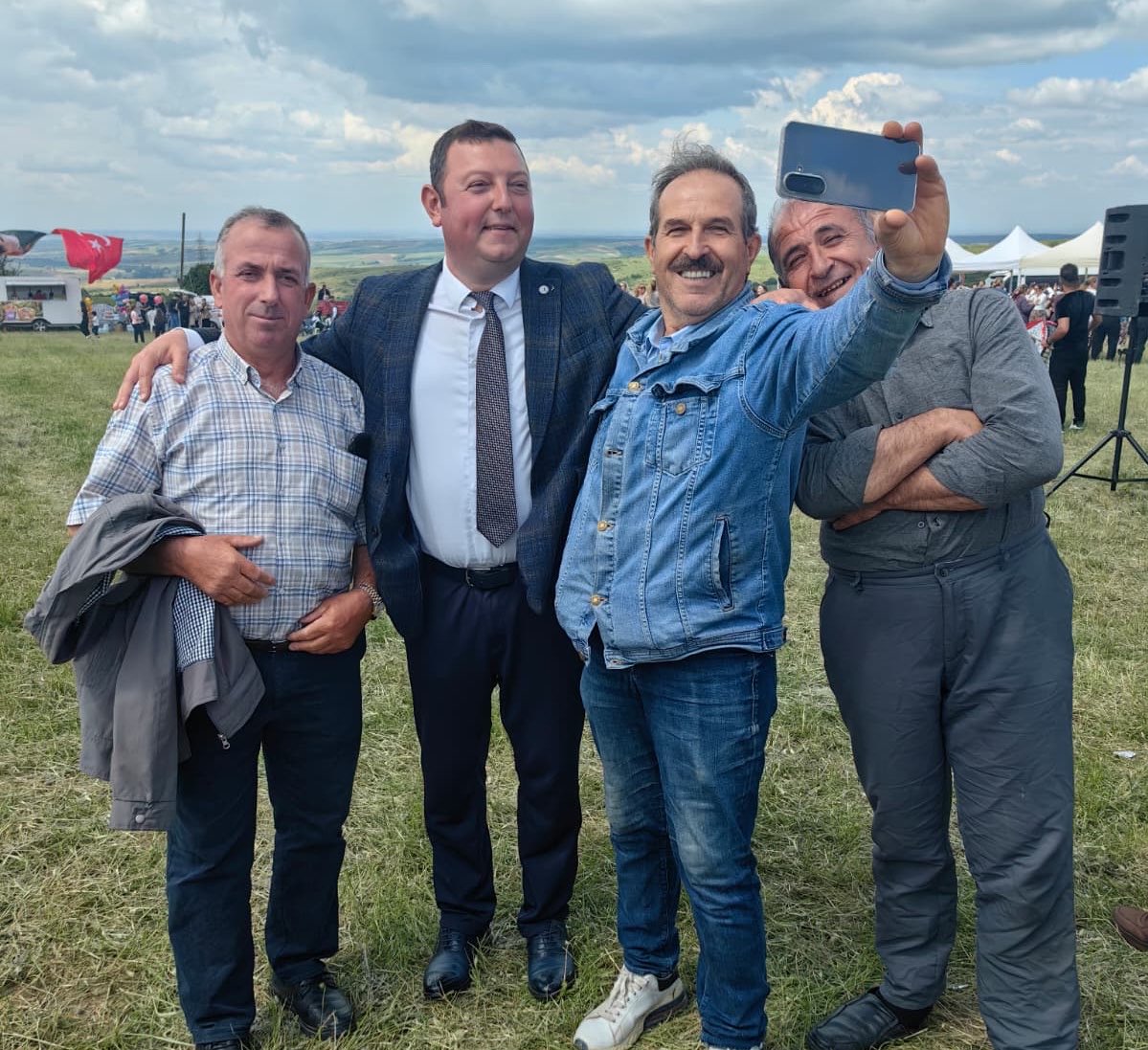 benmacirim's tweet photo. Yıllardır televizyon ekranlarında Balkanlar ve Trakya kültürünü tanıtan Recep Dural, Edirne’nin Yağmurca köyünde yoğun sevgi gösterisiyle karşılandı. Dural vatandaşlarla sohbet edip bol bol hatıra fotoğrafı çektirdi. https://t.co/BbNZRJpnBj