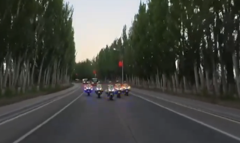 transit_jam's tweet photo. Lai Ka-ying and two crewmates in a convoy on their way to the Jiuquan launch site (2,400km northwest of Hong Kong, 1300km west of the Beijing Control Centre). 
https://t.co/nksgCsruY8 https://t.co/NJPayfayss