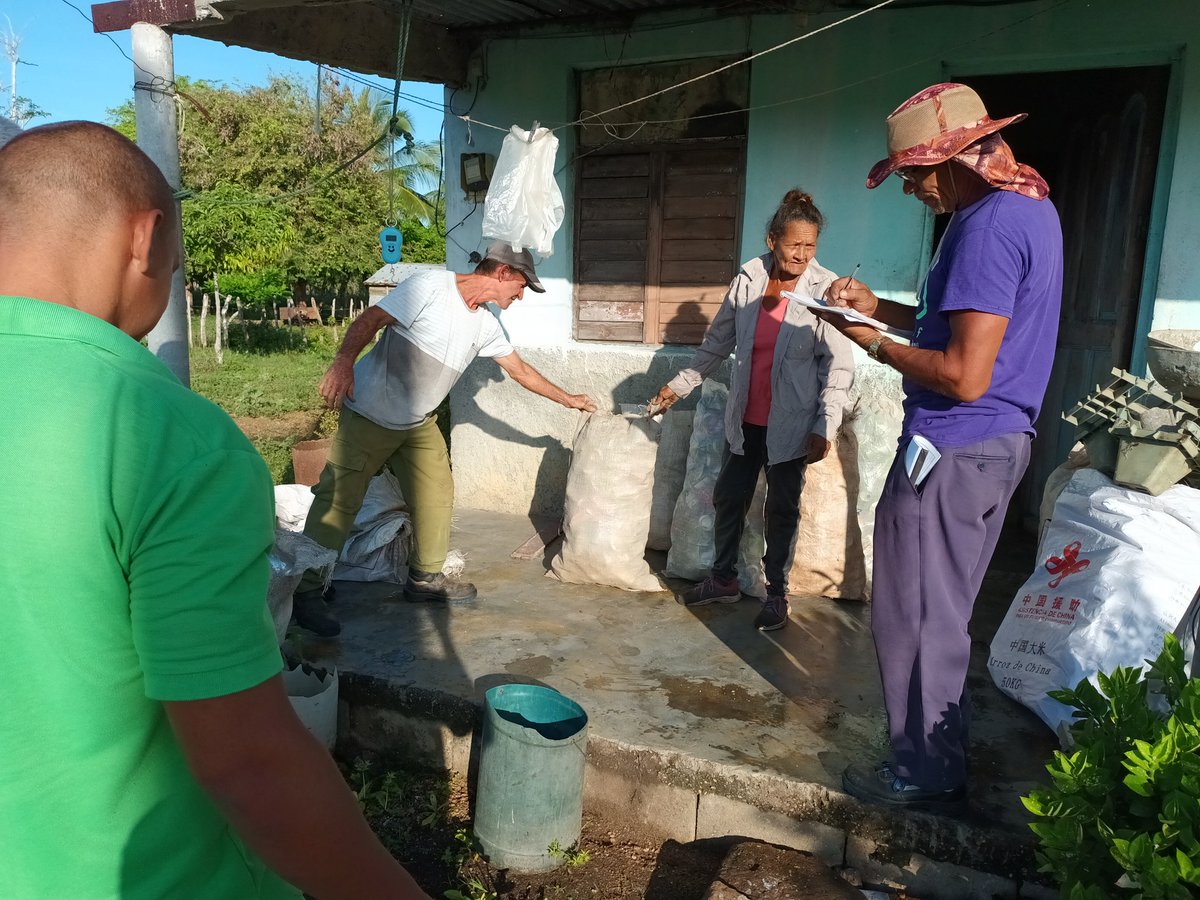 calidadermp's tweet photo. Los pobladores de las zonas rurales de la Circunscripción La Tumbita en l #IslaDeLaJuventud, respondieron positivamente a la recuperación durante la Tienda Móvil por esa zona. Se recuperaron cantidades considerables de residuos no ferroso. Gran éxito.
#RecuperamosValores https://t.co/mGfwpCdEYn