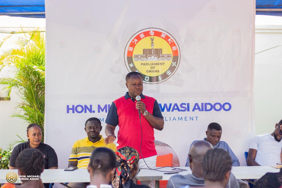 OpokuHammond's tweet photo. Hon. Michael Aidoo, through his transformative scholarship initiative, has awarded scholarships to 30 students, reaffirming his commitment to empowering young people, easing financial burdens, and investing in the future of education. 🇬🇭 https://t.co/s1W8vOWTzE