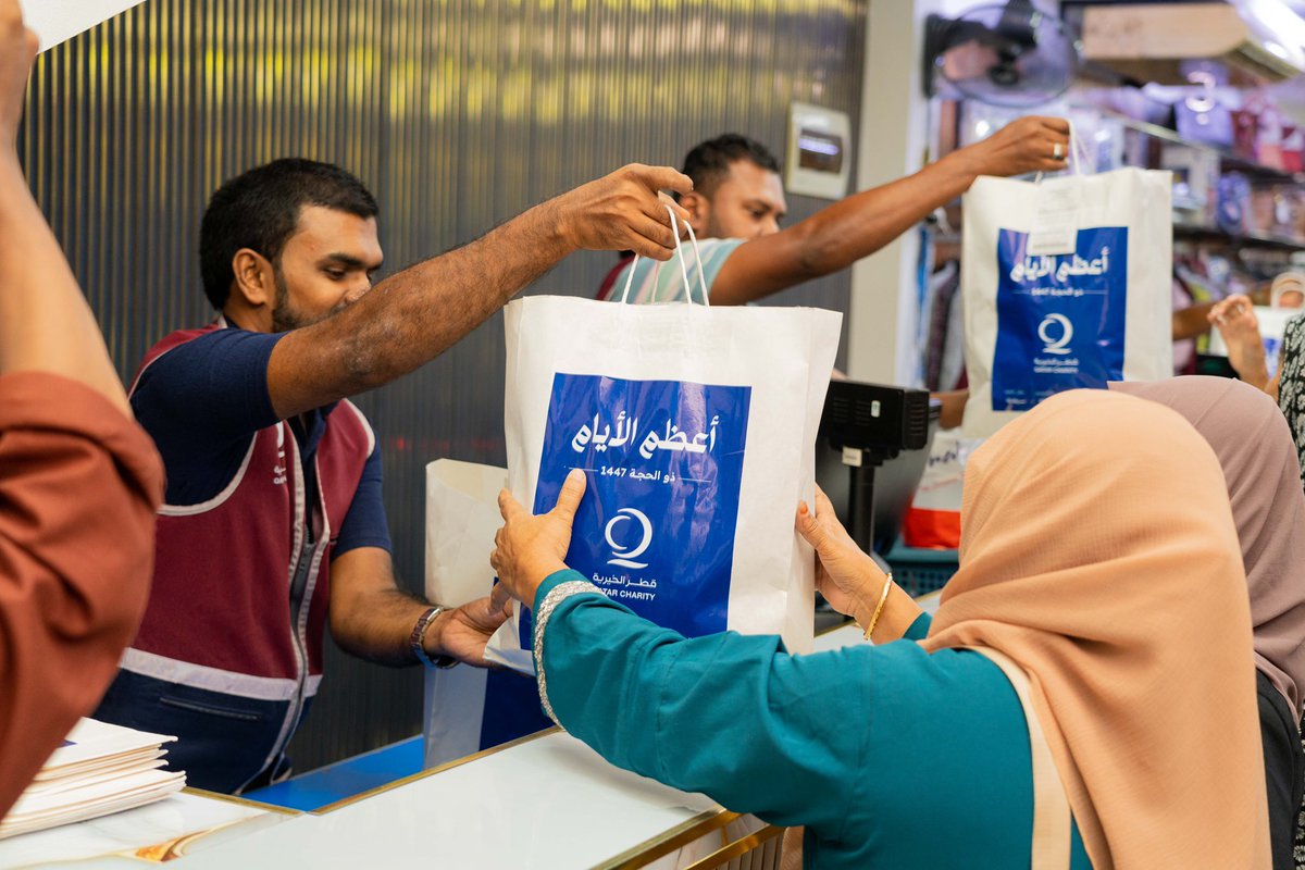 qcharity's tweet photo. بجودكم.. نُلبس العيد حُلة الفرح في #سريلانكا 🇱🇰
فرحة #العيد تكبر حين يختار أطفالنا ملابسهم الجديدة بأنفسهم 👕
نوثق لكم لقطات حية من مشروع #كسوة_العيد لعام 2026م في سريلانكا، حيث عاش الأطفال تجربة تسوق متكاملة، وحملوا أكياسهم بابتسامات تمتد أثراً لتملأ بيوتهم بهجةً وأماناً في الأيام الفضيلة.
مساهمتكم لا تمنحهم ملابس جديدة فحسب، بل تصنع لهم ذكريات طفولة دافئة لا تُنسى 🥹