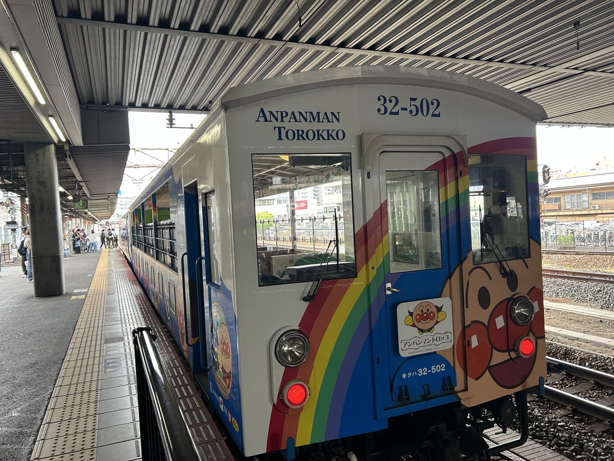 1117Run's tweet photo. 撮り鉄じゃないゲド､岡山駅にてアンパンマン列車に大興奮｡孫ちゃんへのプレゼントでパシャパシャ撮っちゃいました😊 https://t.co/WlNCH7EN5N
