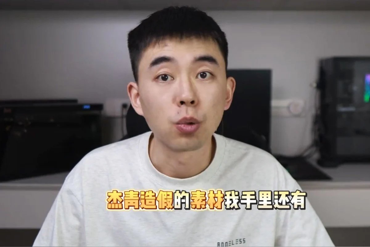 DrNasserAlzayed's tweet photo. مجلة #نيتشر تواجه بعض التشكيك داخل #الصين هذه الأيام
قبل التفصيل، نذكر بأنها ليست الحالات الوحيدة، ففي عام 2003 تم سحب 7 بحوث قام بنشرها جان هندريك من #ألمانيا وكان يعمل لصالح معامل بيل، وأدى ذلك إلى ألغاء درجة الدكتوراه للباحث وطرده من الجامعة
في 2014 سحبت نيتشر ورقتين حول الخلايا الجذعية من باحثين يابانيين كانوا يعملون لدى وكالة بيكن للبحث والتطوير
في 2020 سحبت كذلك ورقة علمية عن الموصلات الفائقة عند حرارة الغرفة بعد سنتين من نشرها لباحثين في جامعة روتشيستر الأمريكية، كما تم سحب ورقة أخرى بعد ذلك بعام حول نفس الموضوع
الأغرب أن المجلة سحبت في 2024 بحثا حظي باستشهادات مكثفة وكان قد نشر في 2006 أي بعد 18 سنة من النشر، عن #الزهايمر نشره باحثون من جامعة مينيسوتا الأمريكية.
أزمة الصين الحالية معقدة لأسباب خاصة، ففي الصين ينظر على النشر في مجلة نيتشر على أنه وسيلة للترقية السريعة، وحصد المناصب المهمة في الجامعات والمستشفيات وكذلك تدعم المتقدمين للحصول على منح بحثية، لذا فإن حساسية اكتشاف تلاعب تعني مسئلة شائكة كما تلاحظ. التشكيك هذه المرة شمل مجلة نيتشر و أخواتها في الأحياء والسرطان والنانوتكنولوجي.
فقد أعلنت جامعة تونغجي علنا عن وجود مشاكل في ورقة بحثية بعنوان "إنزيم HDAC6 البشري يستشعر وفرة الفالين لتنظيم تلف الحمض النووي"، بما في ذلك مشاكل في 14 شكلا/جدولا، وصورا متكررة للتلطيخ المناعي، وعدم كفاية العد الموضوعي في بيانات التألق المناعي لـ γH2AX؛ ما دفع الجامعة إلى عزل الباحث: وانغ من منصبه كعميد، وتخفيض رتبته درجتين، وفرض حظر لمدة 24 شهرا على ترقيته وتمويله ومنحه الجوائز (متهم بنشر بحثين مزورة)، وإنهاء عمل المؤلف الأول وفصله.
يقول كاتب المقال (المرفق أدناه):
"خلال الشهرين الماضيين، امتلأت منصات التواصل الاجتماعي الصينية باتهامات تستهدف أبحاثا نشرت في "نيتشر" وفروعها، بما في ذلك "نيتشر كانسر"، و"نيتشر سيل بيولوجي"، و"نيتشر نانوتكنولوجي". ويعد العديد من المؤلفين المتهمين أساتذة بارزين، وعمداء، وباحثين ضمن برنامج "المواهب الوطنية"، وعلماء حائزين على أعلى الأوسمة الحكومية"
يقف وراء الفضائح (إن صح التعبير) شاب صيني هو "الطالب جينغ"، وهو طالب دكتوراه سابق في العلوم الطبية الحيوية، ترك جامعة بيهانغ قبل إتمام دراسته وبدأ بإنشاء محتوى فيديو على الإنترنت، حيث كشف عن تلاعب في بعض الأوراق.
أحد نتائج إلقاء جينغ الأضواء، في 25 أبريل، واجهت جامعة نانكاي اتهاماتٍ بشأن أنماط إحصائية مشبوهة في ورقة بحثية نشرت في مجلة  Nature Cancer.
في 6 مايو، خضع فريق بحثي مشترك من جامعة فودان وجامعة قوانغتشو الطبية للتدقيق أيضا بسبب بيانات مصدر غير طبيعية في ورقة بحثية نشرت في مجلة Nature.
في 12 مايو، اتهمت جامعة شنغهاي باحتمالية تزوير أنماط رقمية في ورقة بحثية نشرت من قبل باحثين فيها في مجلة Nature Nanotechnology.
في 17 مايو، ادعى جينغ امتلاكه دليلا قاطعا آخر على التزوير في أوراق بحثية نشرت في مجلة Nature أو المجلات الشقيقة لها، من قبل أربعة باحثين حاصلين على تمويل حكومي كبير
للتفاصيل، انظر المقال في صحيفة "ساوث تشاينا مورنينج بوست" بعنوان:
"هل ستدمر سلسلة من الفضائح العلمية سمعة مجلة "نيتشر" العريقة في الصين؟"
https://t.co/UZZ1g5QKgK