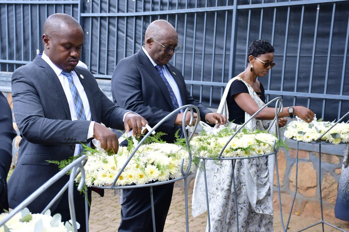 Nyarugenge's tweet photo. Hon. Senateri Dusingizemungu Jean Pierre, Umuyobozi w'Akarere ka #Nyarugenge, Abadepite, abagize Inzego z'umutekano n'abandi bifatanyije n'abaturage b'Umurenge wa Nyamirambo mu gikorwa cyo Kwibuka ku nshuro ya 32 Jenoside yakorewe Abatutsi
Kwibuka, Twiyubaka
#Kwibuka32 https://t.co/pgMGOtENSJ