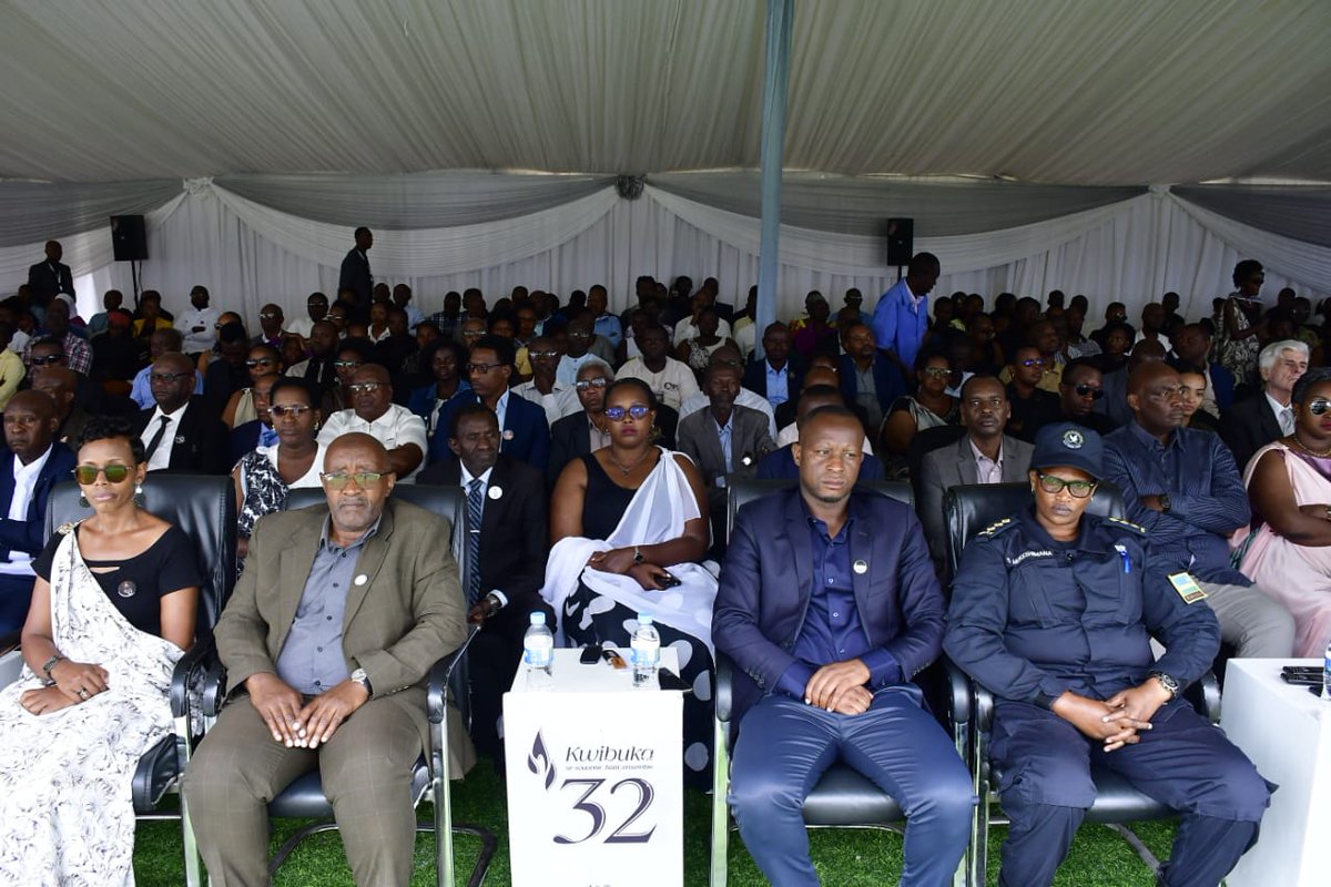 Nyarugenge's tweet photo. Hon. Senateri Dusingizemungu Jean Pierre, Umuyobozi w'Akarere ka #Nyarugenge, Abadepite, abagize Inzego z'umutekano n'abandi bifatanyije n'abaturage b'Umurenge wa Nyamirambo mu gikorwa cyo Kwibuka ku nshuro ya 32 Jenoside yakorewe Abatutsi
Kwibuka, Twiyubaka
#Kwibuka32 https://t.co/pgMGOtENSJ