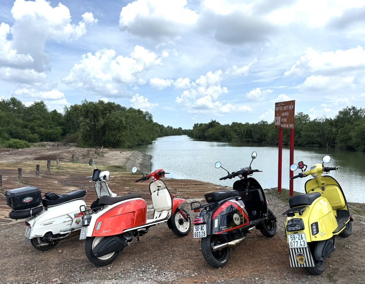 SSCvietnam's tweet photo. Can’t beat a Sunday arvo jaunt to escape the chaos of Saigon #Lambretta #Scomadi #ssc #sx200 #TT125i https://t.co/Y9cmQ8tguI