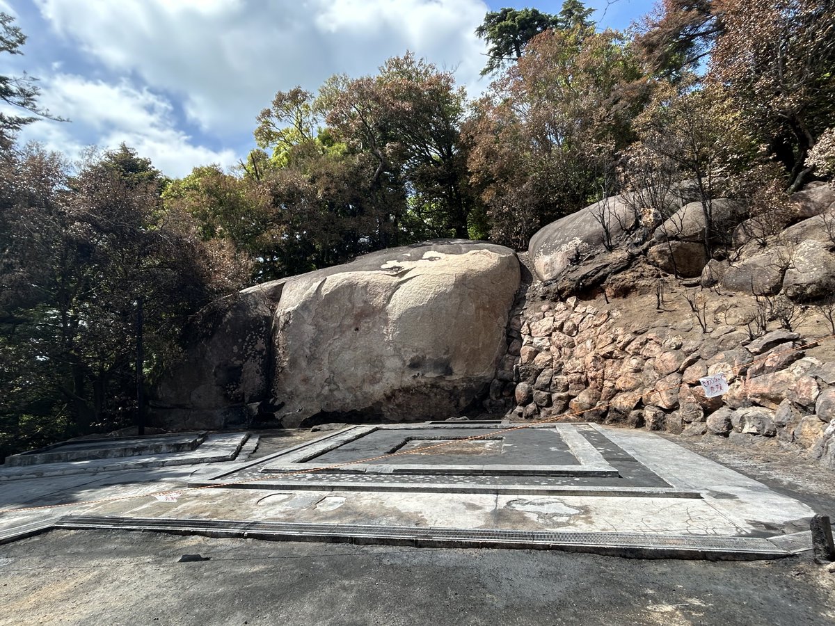 yamamoto_nrk's tweet photo. 宮島大聖院の霊火堂が先週火災で全焼しました。今日は焼け跡の瓦礫を撤去するボランティアに参加しました。霊火堂が焼失したのは悲しいことですが、消えずの火は別の場所で守られて無事です。今日、無事撤去が終わりました。これから霊火堂が再建できるよう微力ながら応援していきたいと思います。 https://t.co/eJmnfAEhNS