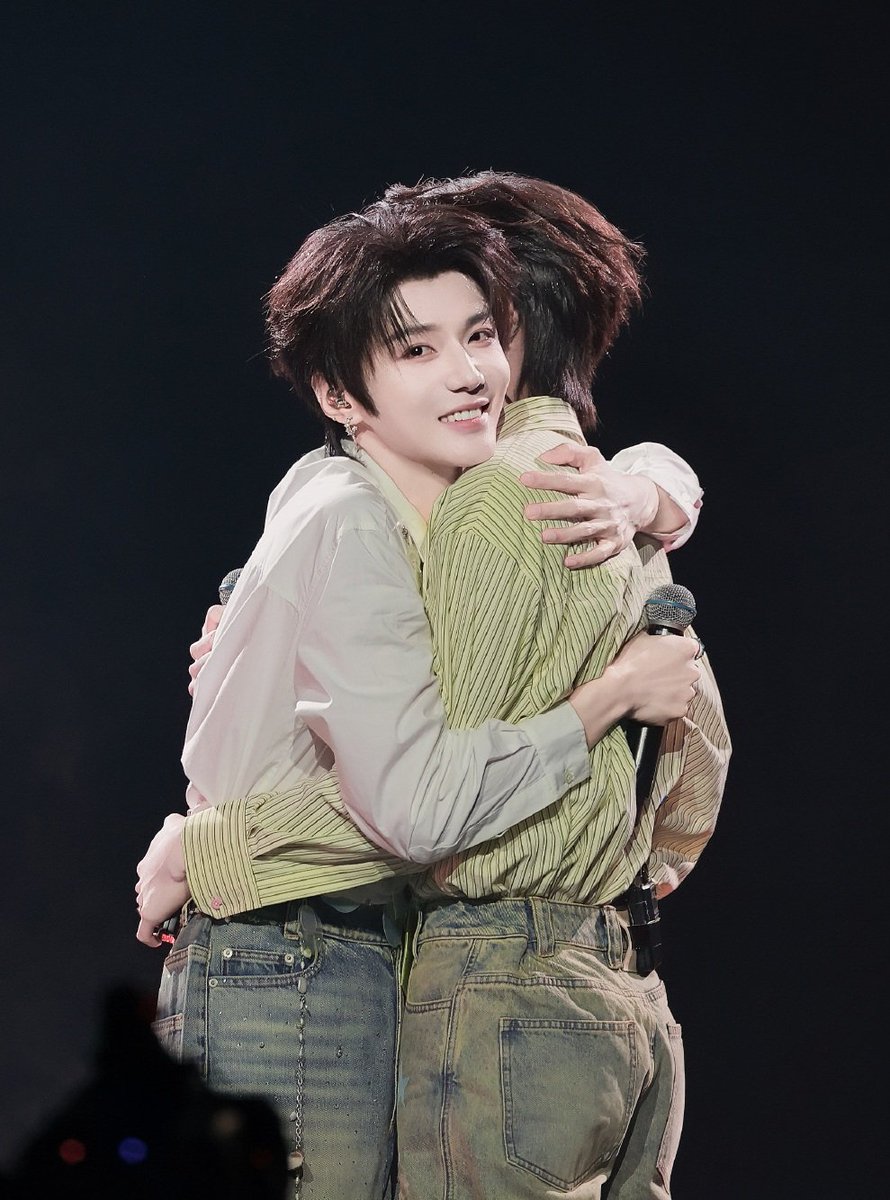 Oliviizzz's tweet photo. ภาพที่ไม่คิดไม่ฝันว่าจะเห็นชัดๆของYUNYI99 ไม่ไหว ฟินเกิน

#YunQi
#HaoYiran https://t.co/H6m5UcjrcJ