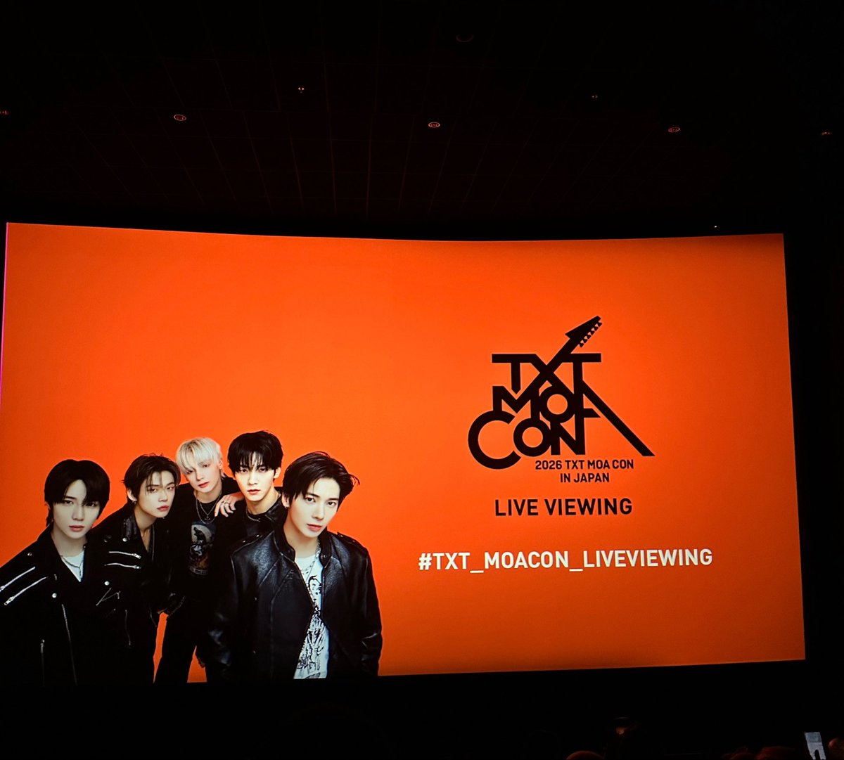 maplecrumbs_'s tweet photo. MOACON live viewing 😆✨ https://t.co/8pSShQF3AP