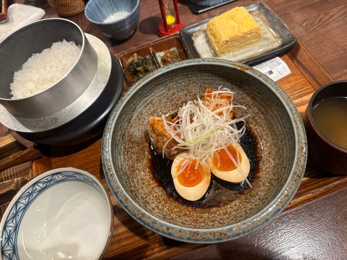 24444da's tweet photo. LIVEの後は羽釜で炊き立てのご飯が出てくるお店に晩御飯。ご飯が甘めで美味しくて、角煮がメチャクチャ美味♫
卵焼きも絶品でおかわりの出汁ご飯アンド茶漬けも大盛りで無事に完食♫
お腹いぱーい。 https://t.co/FXlsF7p726