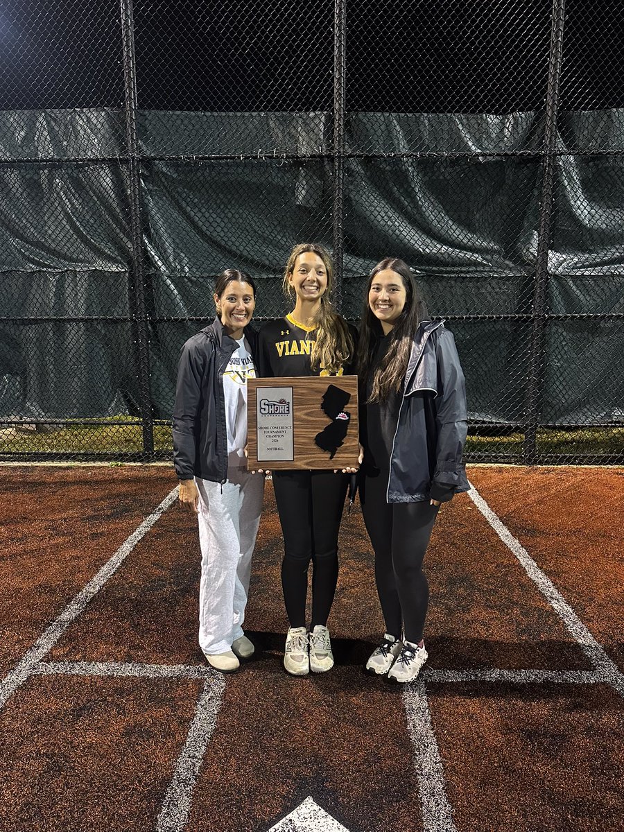 lcsontos2028's tweet photo. Shore Conference Champs!! So proud of this team 💛🖤States tournament next 🔜🔜 @nlowe11 @JSSInsider @APPSportsDesk @sjv_athletics @ShoreConfSB @HSSportsNJ @NJAthletics1 @ALLNJSoftball 
@PowerSBHannigan @PowerSoftballFL https://t.co/DHHDB4dysf