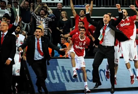 Balance7John's tweet photo. Το μαγκικο βημα του Ιωαννιδη,το ανεκφραστο βλεμμα του Ντουντα,η περηφανια του Μπαρτζωκα για το εμβλημα.Σημερα εχουμε ραντεβου με την ιστορια #olympiacosbc https://t.co/vN6d7gn4q3