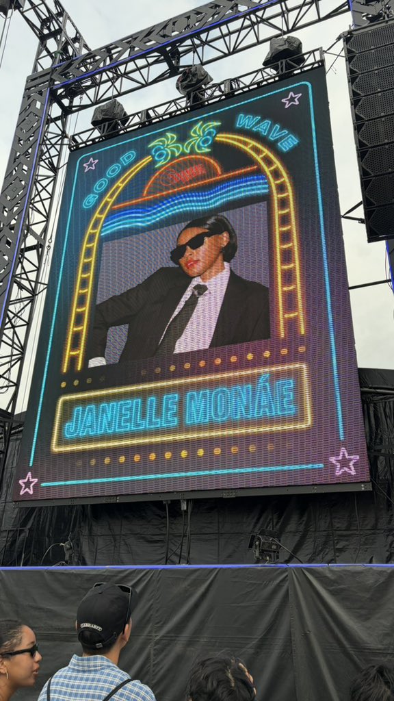boreeedom's tweet photo. #JanelleMonae を見るために初グリーンルーム！フジロック以来2度目の姐さん！
ダンサーの子が2人とも可愛かった👦

グリーンルームは買い物ついで見るフェスだと思うので、国内アー増やして、チケット下げないと今の客入りだと… https://t.co/J4stLJbmCA