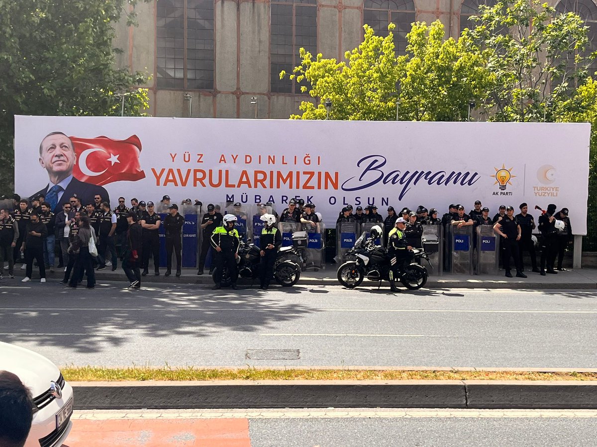 bilisimsenorg's tweet photo. Bilgi Üniversitesi öğrencilerinin ve emekçilerinin yanındayız. Bu abluka dağıtılacak! #BilgiliYalnızDeğildir #BilgiÜniversitesi #BilgiYalnızDeğildir https://t.co/oktnd1E5pq