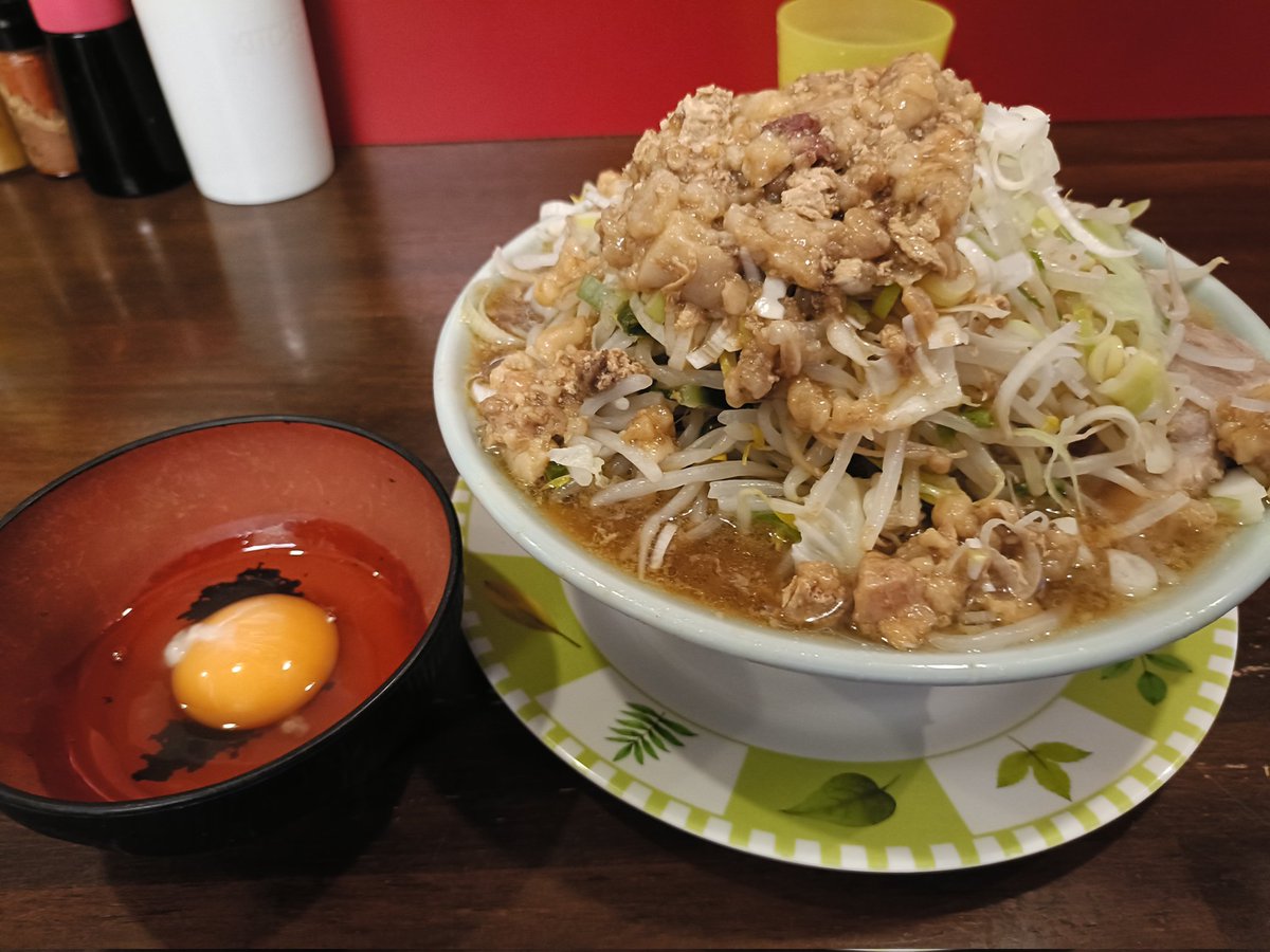 3105Sim2's tweet photo. □龍麺ふえ郎
○ラーメン(200g)900円＋野菜50円＋味付き脂30円✕＋生卵100円＋ネギ100円⇨計1,210円

いやー、美味い！
久々の脂マシマシでしたが、野菜マシにはこれくらいがちょうど良いかも🤤

最近麺は少なめにしてますが、それでも満足感は十分！！

今日も美味しかった、ごちそうさまでした🙏 https://t.co/JKmAl8ApOf