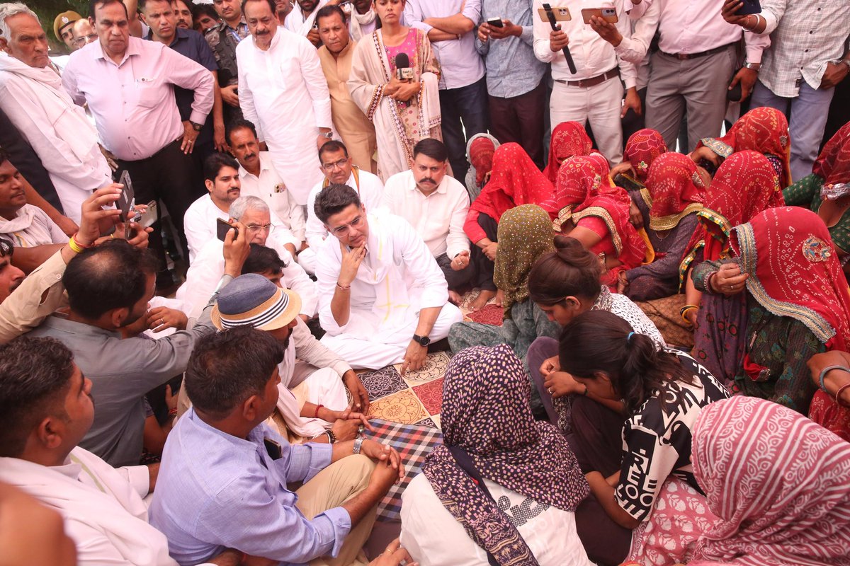 MukeshBhakar_'s tweet photo. जननेता राष्ट्रीय महासचिव आदरणीय सचिन पायलट जी एवं झुंझुनूं सांसद आदरणीय बृजेन्द्र सिंह ओला जी के साथ गुढ़ा गोड़जी, झुंझुनूं में स्वर्गीय प्रदीप मेघवाल जी के निवास पर पहुँचकर उन्हें श्रद्धांजलि अर्पित की तथा शोकाकुल परिजनों से मुलाकात कर संवेदनाएं व्यक्त कीं।

नीट परीक्षा पेपर लीक के बाद परीक्षा रद्द होने से मानसिक रूप से आहत होकर प्रदीप ने जो कदम उठाया, वह बेहद दुखद और व्यवस्था पर गंभीर सवाल खड़े करने वाला है।
एक मेहनती छात्र का इस तरह टूट जाना पूरे समाज के लिए पीड़ा और चिंता का विषय है।

ईश्वर दिवंगत आत्मा को शांति प्रदान करे एवं परिवार को इस असीम दुःख को सहन करने की शक्ति दे।
@SachinPilot @Brijendra_ola @INCIndia @RahulGandhi @priyankagandhi