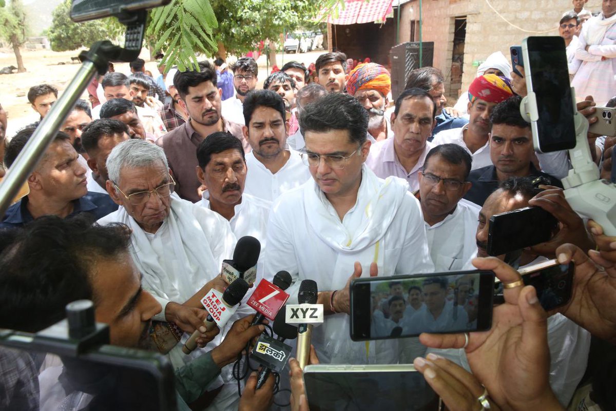 MukeshBhakar_'s tweet photo. जननेता राष्ट्रीय महासचिव आदरणीय सचिन पायलट जी एवं झुंझुनूं सांसद आदरणीय बृजेन्द्र सिंह ओला जी के साथ गुढ़ा गोड़जी, झुंझुनूं में स्वर्गीय प्रदीप मेघवाल जी के निवास पर पहुँचकर उन्हें श्रद्धांजलि अर्पित की तथा शोकाकुल परिजनों से मुलाकात कर संवेदनाएं व्यक्त कीं।

नीट परीक्षा पेपर लीक के बाद परीक्षा रद्द होने से मानसिक रूप से आहत होकर प्रदीप ने जो कदम उठाया, वह बेहद दुखद और व्यवस्था पर गंभीर सवाल खड़े करने वाला है।
एक मेहनती छात्र का इस तरह टूट जाना पूरे समाज के लिए पीड़ा और चिंता का विषय है।

ईश्वर दिवंगत आत्मा को शांति प्रदान करे एवं परिवार को इस असीम दुःख को सहन करने की शक्ति दे।
@SachinPilot @Brijendra_ola @INCIndia @RahulGandhi @priyankagandhi