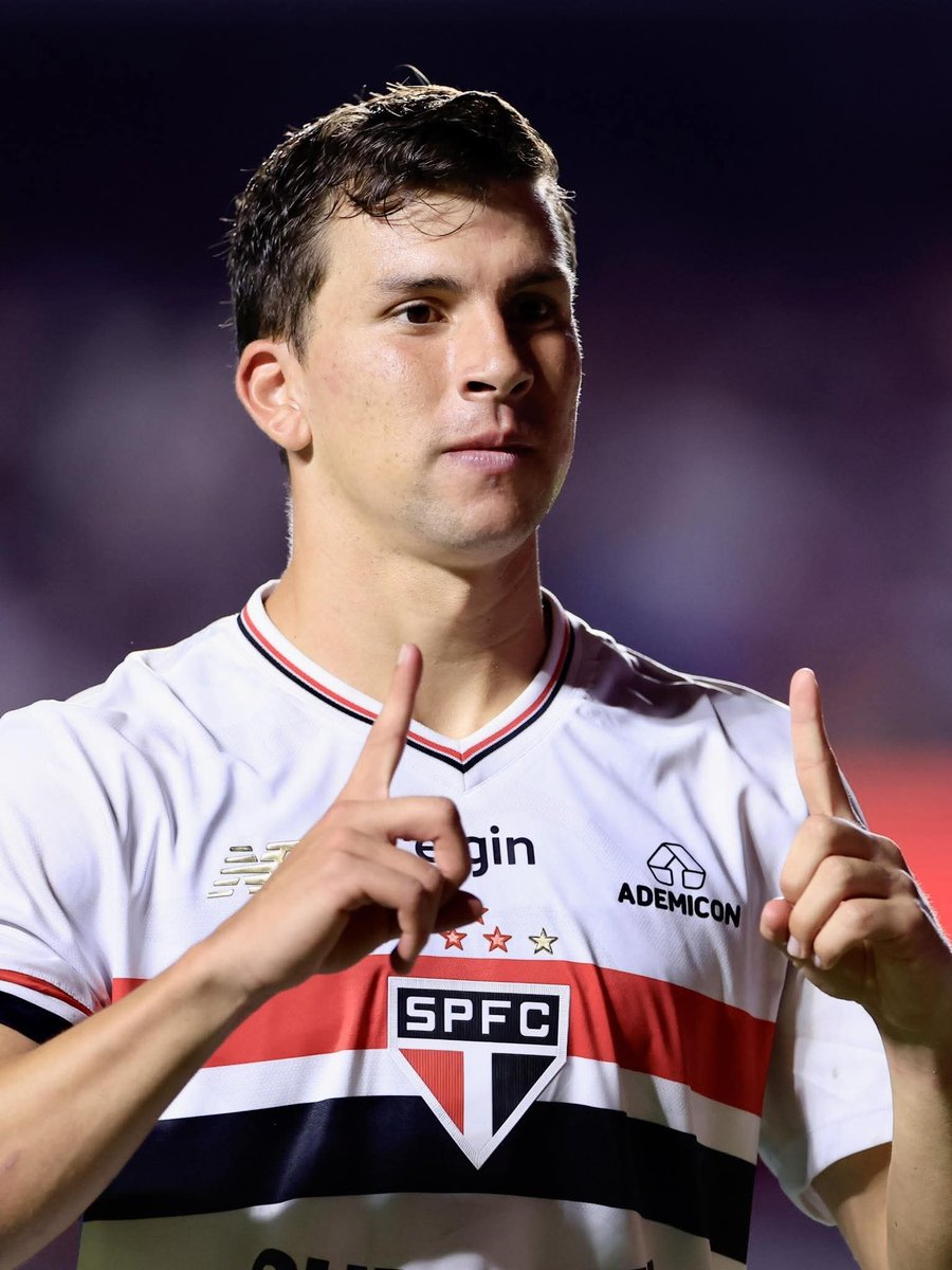 SPFCdazoeiraa's tweet photo. Você confiaria a mão da sua filha a esse homem ? https://t.co/EufqlVFqhg