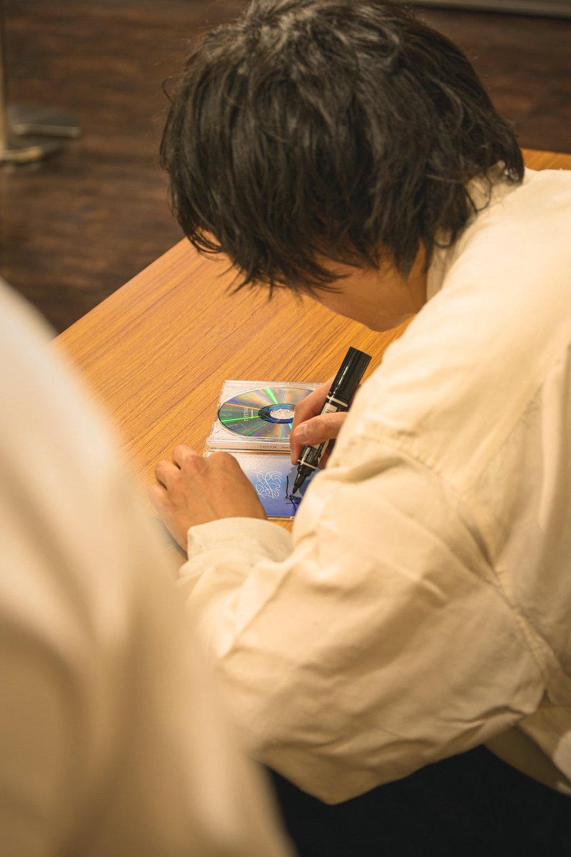yutarofurutachi's tweet photo. TOWER RECORDS渋谷店「リリース記念インストアライブ」無事終了。あんなに集まってくれるとは想像してなくてグッと来てしまった。自分を信じることはファンを信じることに繋がるということを改めて実感。みんなありがとう！ https://t.co/LzRCSMbPlA