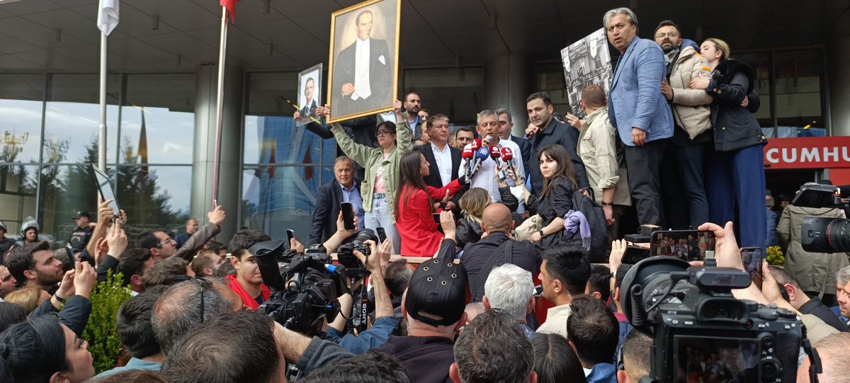 Seyit_TORUN's tweet photo. Biz bu partiyi Türkiye’nin 1. partisi yaparken saray koridorlarında değil; sokakta, meydanda, halkın içinde yaptık.

İktidarın aparatlarına açık söylüyoruz:
Cumhuriyet Halk Partisi meydandadır, sokaktadır, iktidara yürümektedir.

Halkın iradesine çökmek isteyen butlancıları da tarihin çöplüğüne göndereceğiz.