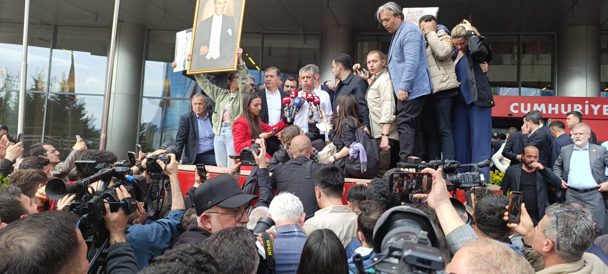 Seyit_TORUN's tweet photo. Biz bu partiyi Türkiye’nin 1. partisi yaparken saray koridorlarında değil; sokakta, meydanda, halkın içinde yaptık.

İktidarın aparatlarına açık söylüyoruz:
Cumhuriyet Halk Partisi meydandadır, sokaktadır, iktidara yürümektedir.

Halkın iradesine çökmek isteyen butlancıları da tarihin çöplüğüne göndereceğiz.