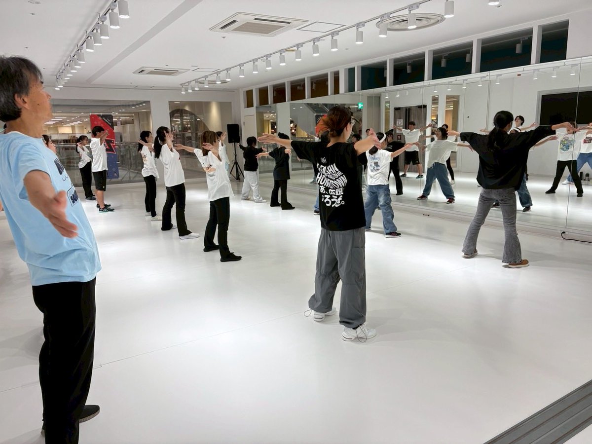 team_zemholi's tweet photo. 本日は練習日！

フジテリアパークで「Chain」を
パフォーマンスされた
A･ta･GO！DANCE SCHOOLの
皆さんとの合同練習でした🔥

フジテリアパークを通して出会い
こうして今日合同で
ダンス練習できて、ご指導いただき
良き時間でした✨️

お忙しいところ
ありがとうございました！ https://t.co/U0Ngzz618G