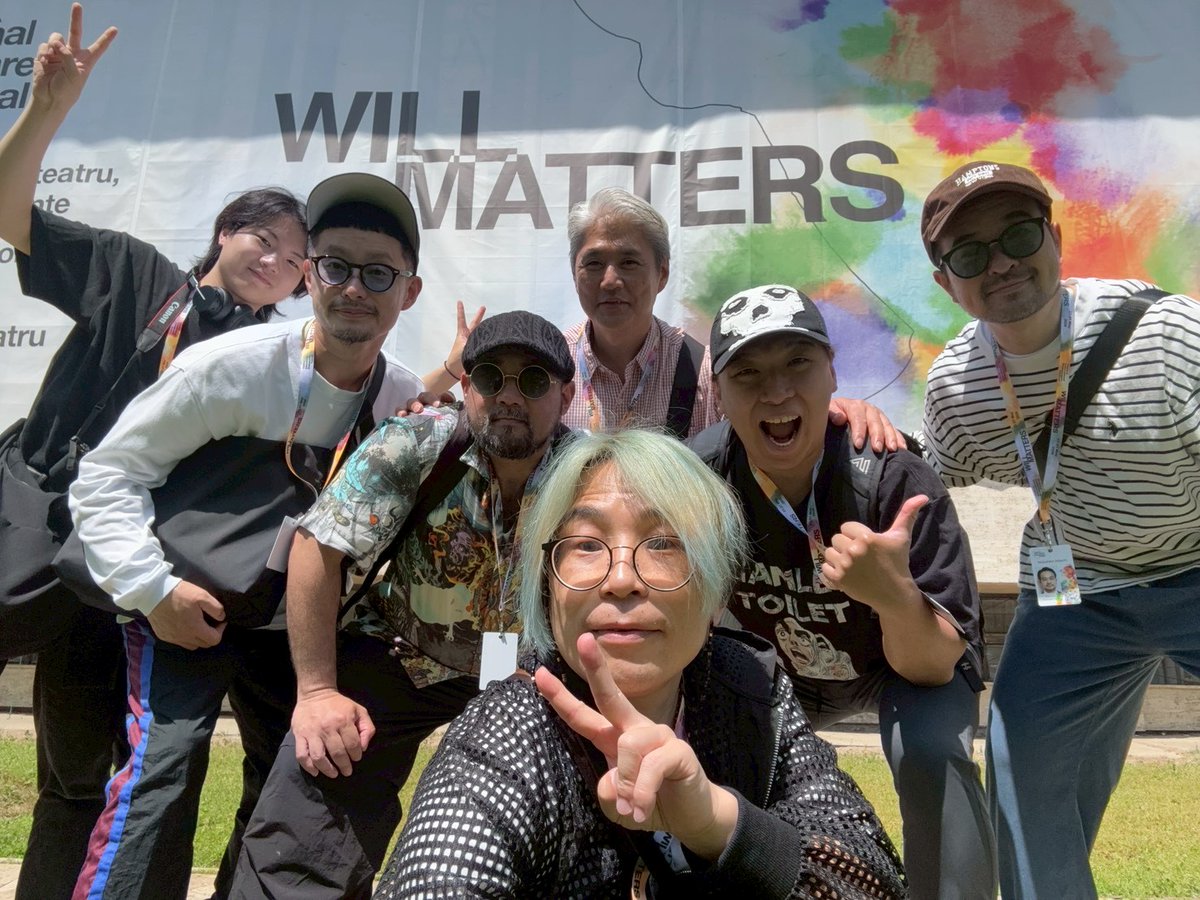 imc_jp's tweet photo. 無事に帰国しました！
海外のあちこちで評価を受けたカンパニーの作品に参加するのは大変なプレッシャーでしたが、村井さんはじめKPRメンバーとスタッフの皆さんのお陰で最高の景色を見ることができました！深謝！！！
また必ずや！！
#国際シェイクスピア演劇祭
#hamlettoilet https://t.co/Cmwi9NzYEb