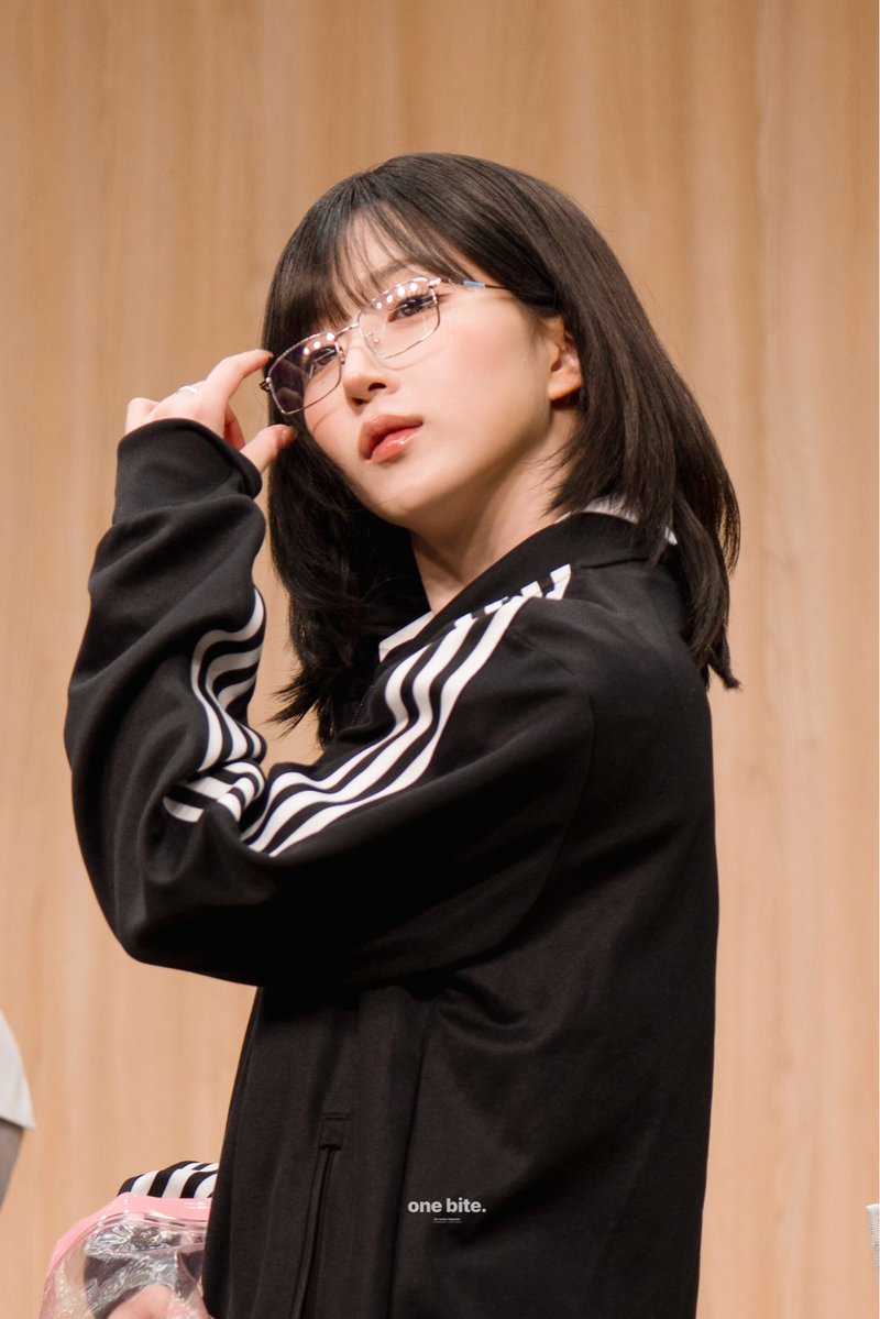 onebiteohaewon's tweet photo. 260524 HD 귀여운데 머시써… 🖤
#NMIXX #엔믹스 #HAEWON #해원 https://t.co/0NMWQnAOtm