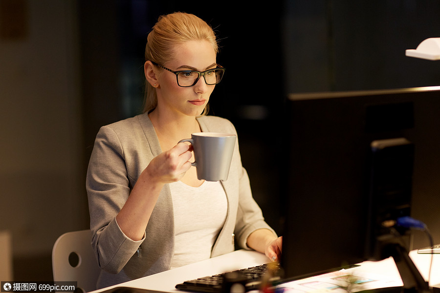 efrey65's tweet photo. Late night at the desk, coffee in one hand, deadline in the other. Another one down, one step closer to the weekend. https://t.co/15joUMdNmT