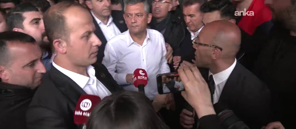 ww3mediaa's tweet photo. 🚨Özgür Özel, CHP Genel Merkezi'nden çıktı. https://t.co/7fUNrnWvNP