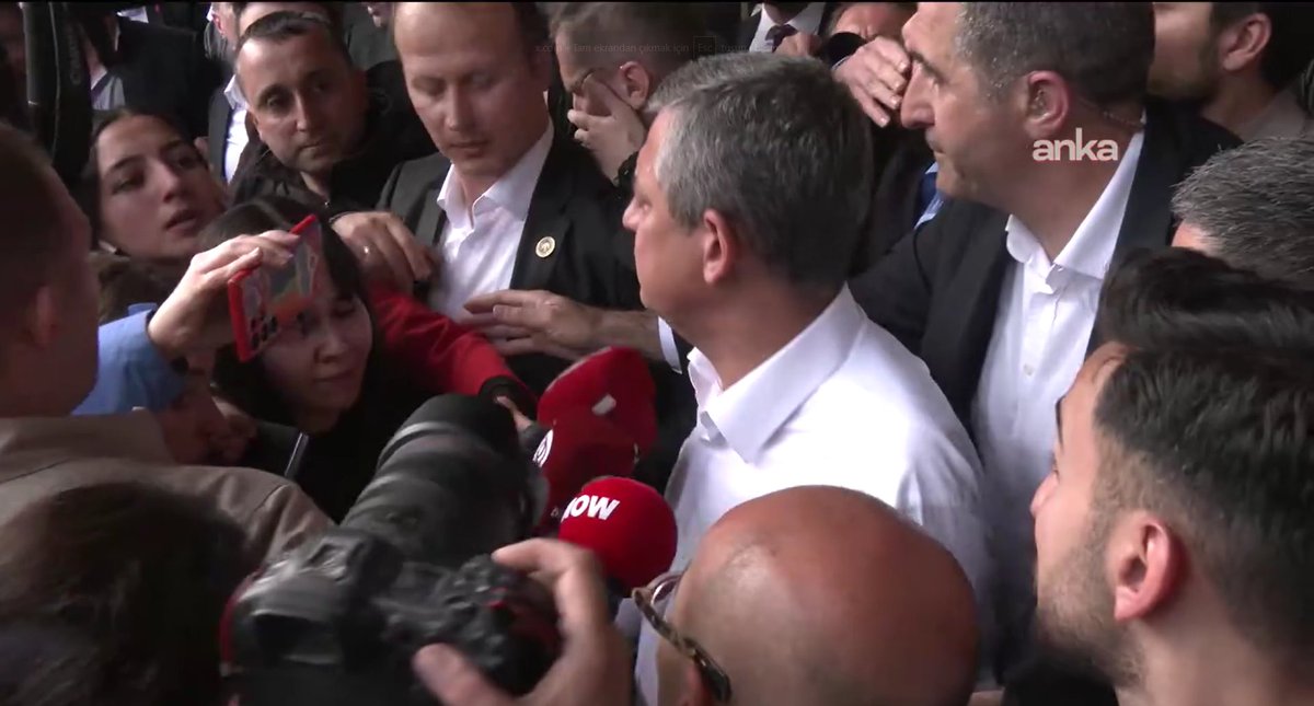 ww3mediaa's tweet photo. 🚨Özgür Özel, CHP Genel Merkezi'nden çıktı. https://t.co/7fUNrnWvNP